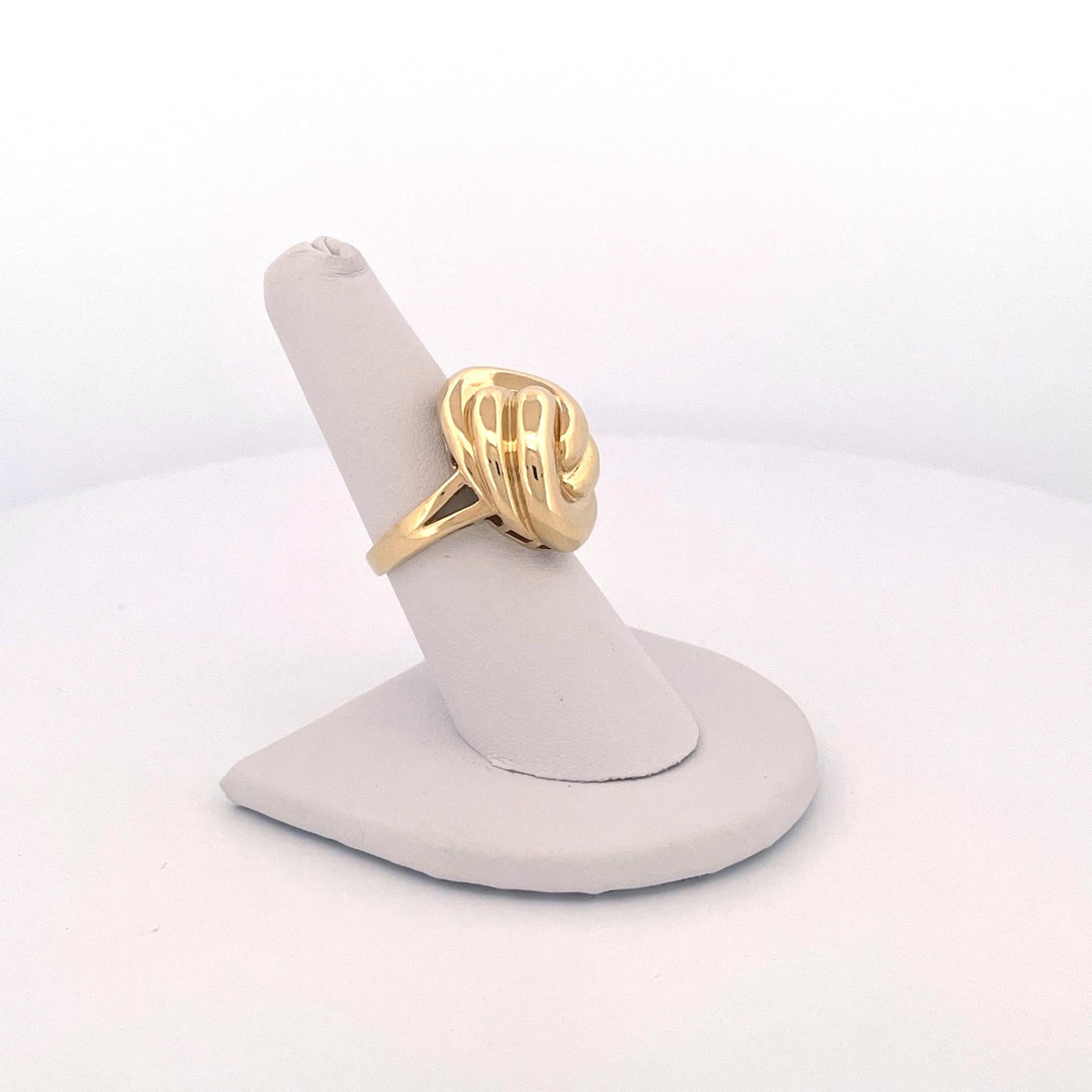 Aus der Eiseman Estate Jewelry Collection, ca. 1980er Jahre, ovaler Knotenring aus 18 Karat Gelbgold. Dieser Ring ist mit einem großen, verknoteten Design in der Mitte des Bandes gefertigt. Dieser Ring hat ebenfalls eine polierte Oberfläche und ist