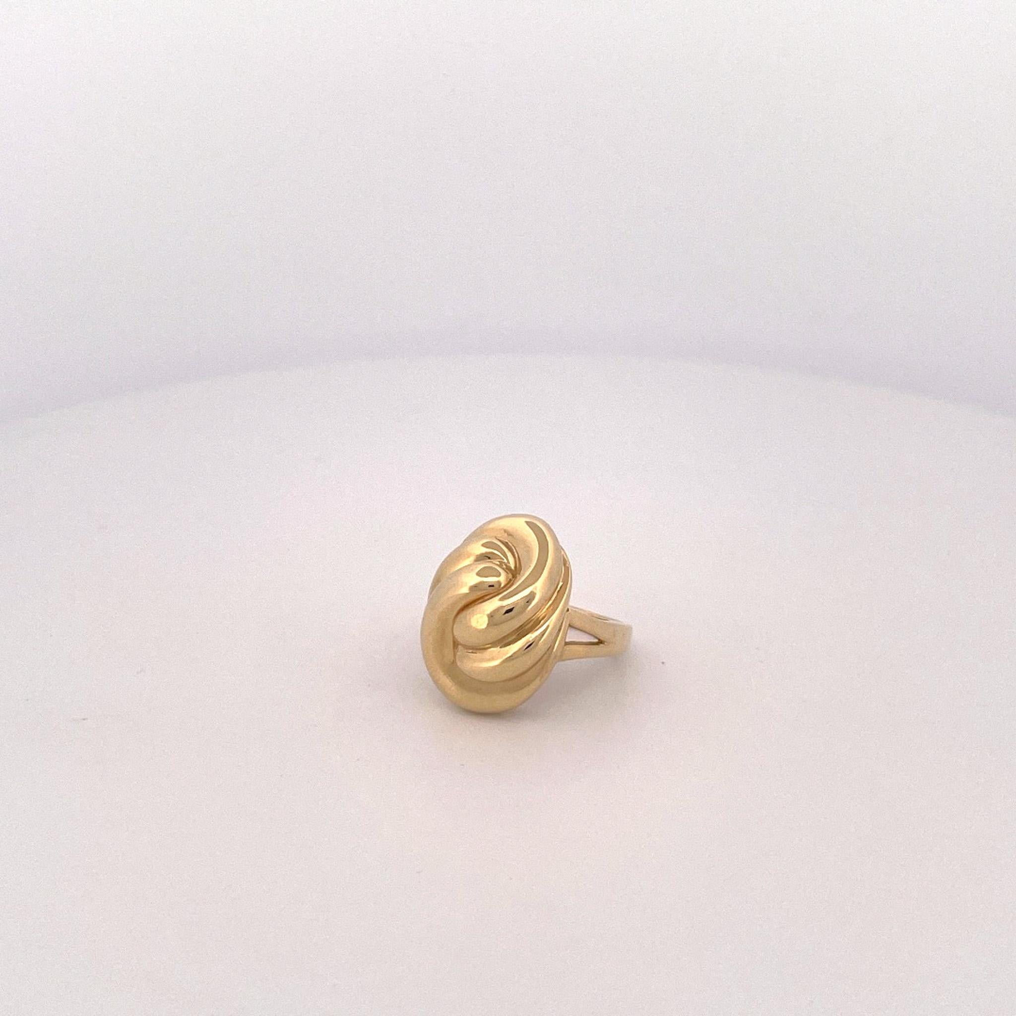 1980s 18k Yellow Gold Oval Knot Ring In Excellent Condition For Sale In Dallas, TX