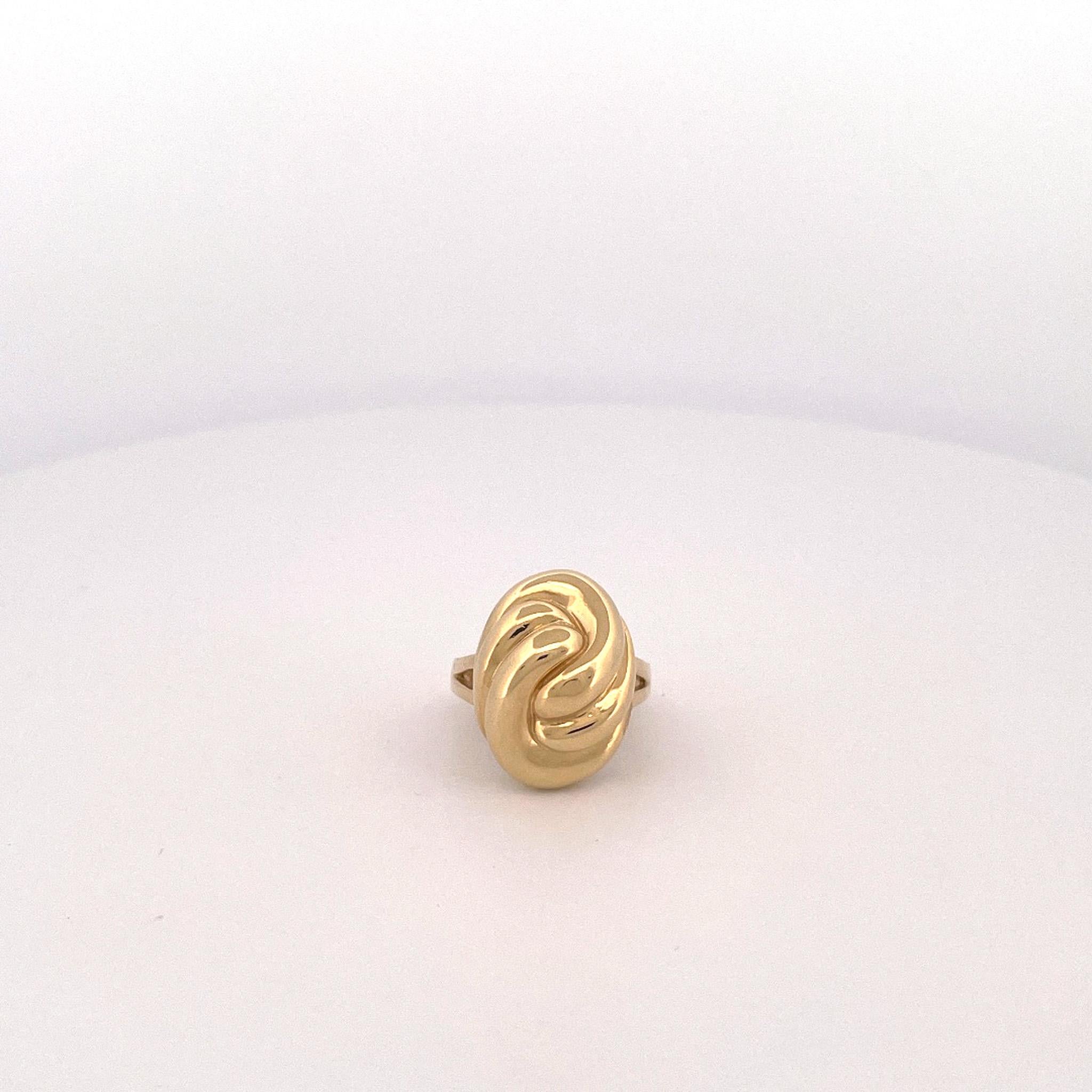 1980s 18k Yellow Gold Oval Knot Ring For Sale 4