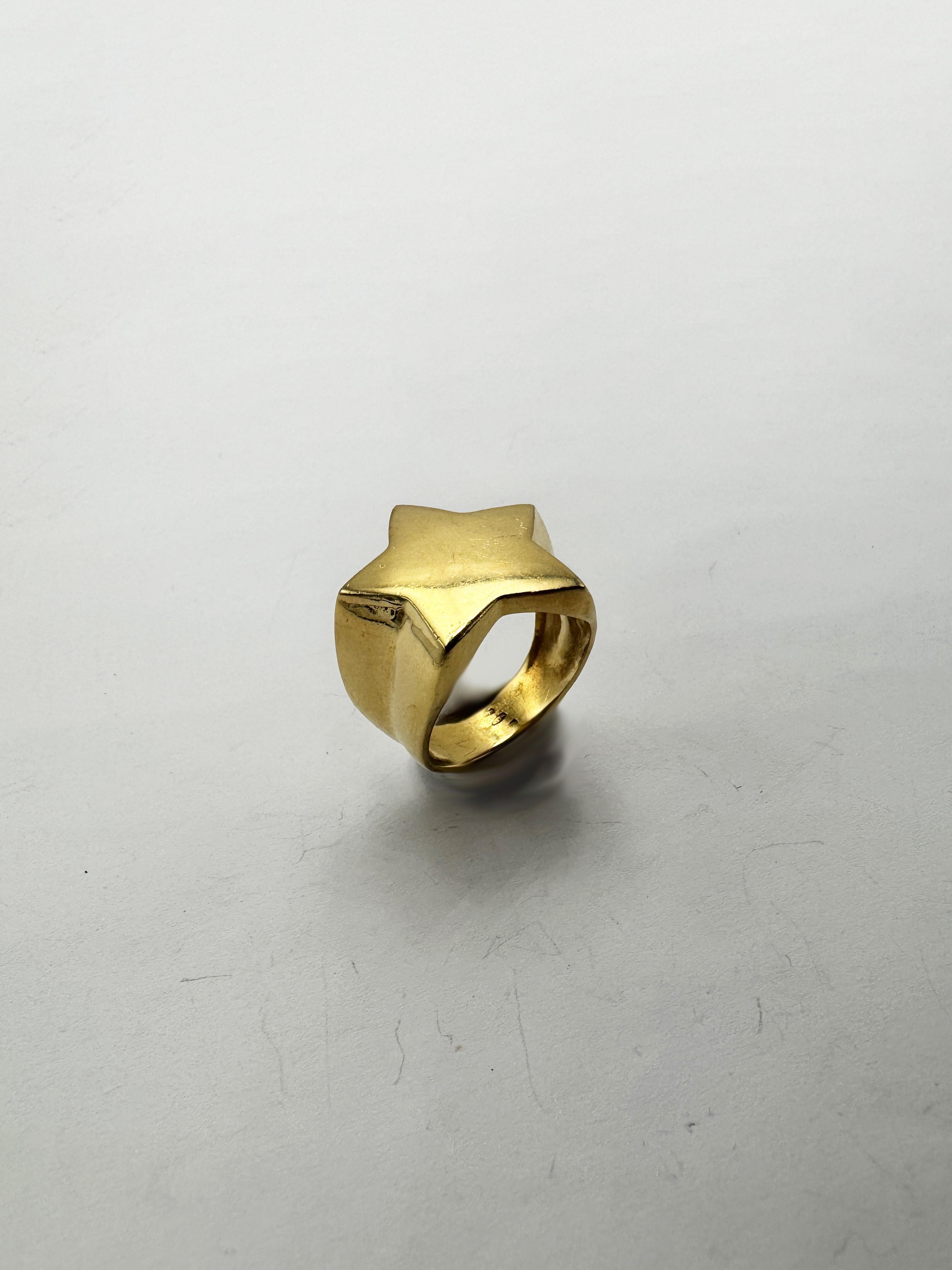 Bague unisexe non signée en or jaune 18 carats, fabriquée en Italie, années 1980 en vente 2