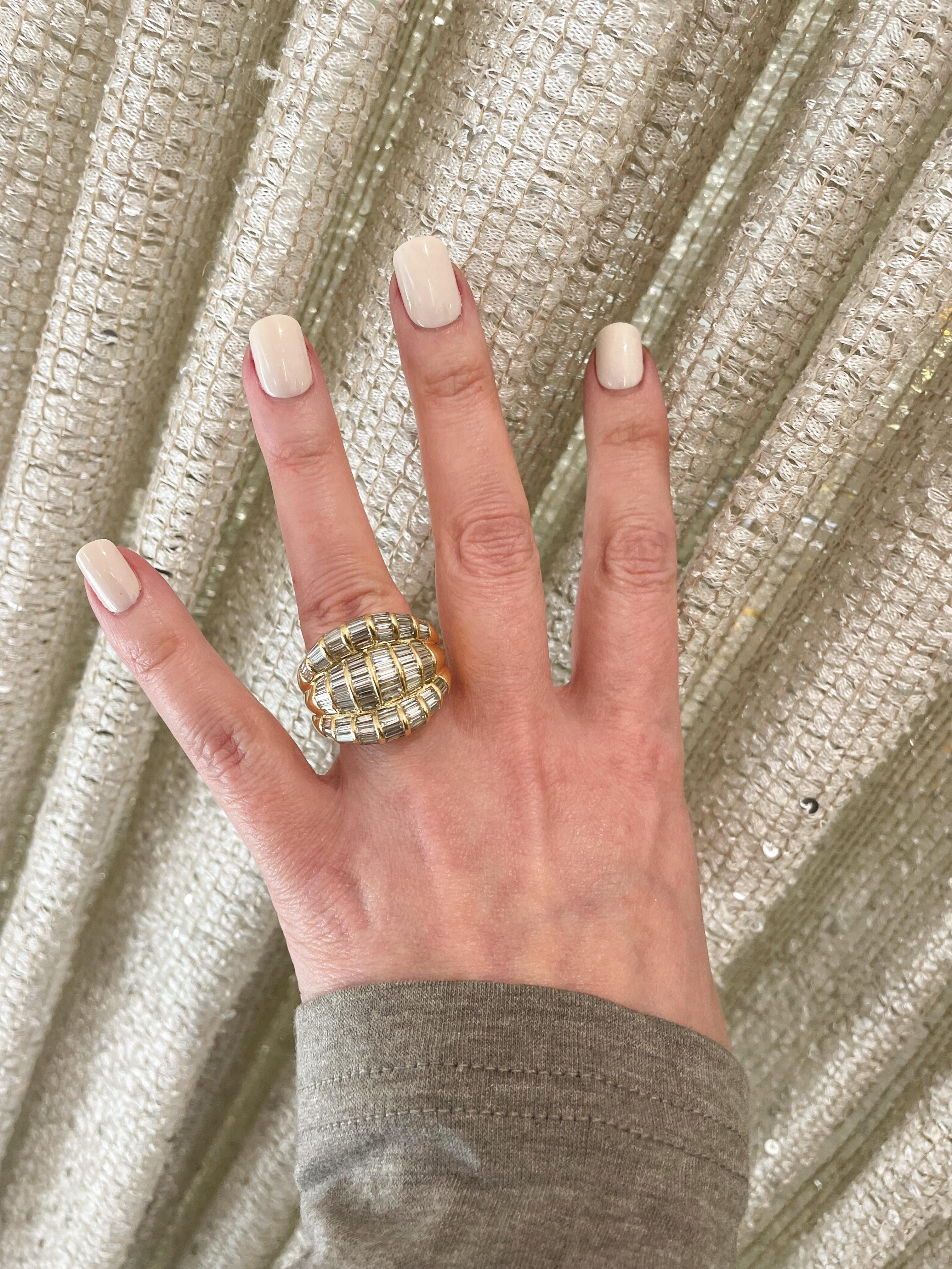 Aus der Eiseman Estate Jewelry Collection, ca. 1980, 18 Karat Gelbgold, dreifacher Kuppel-Diamantring. Dieser Ring ist mit 3 Reihen von 122 Baguette-Diamanten mit einem Gesamtgewicht von 6,10 Karat, mit GH Farbe und VS Klarheit gefertigt. Dieser