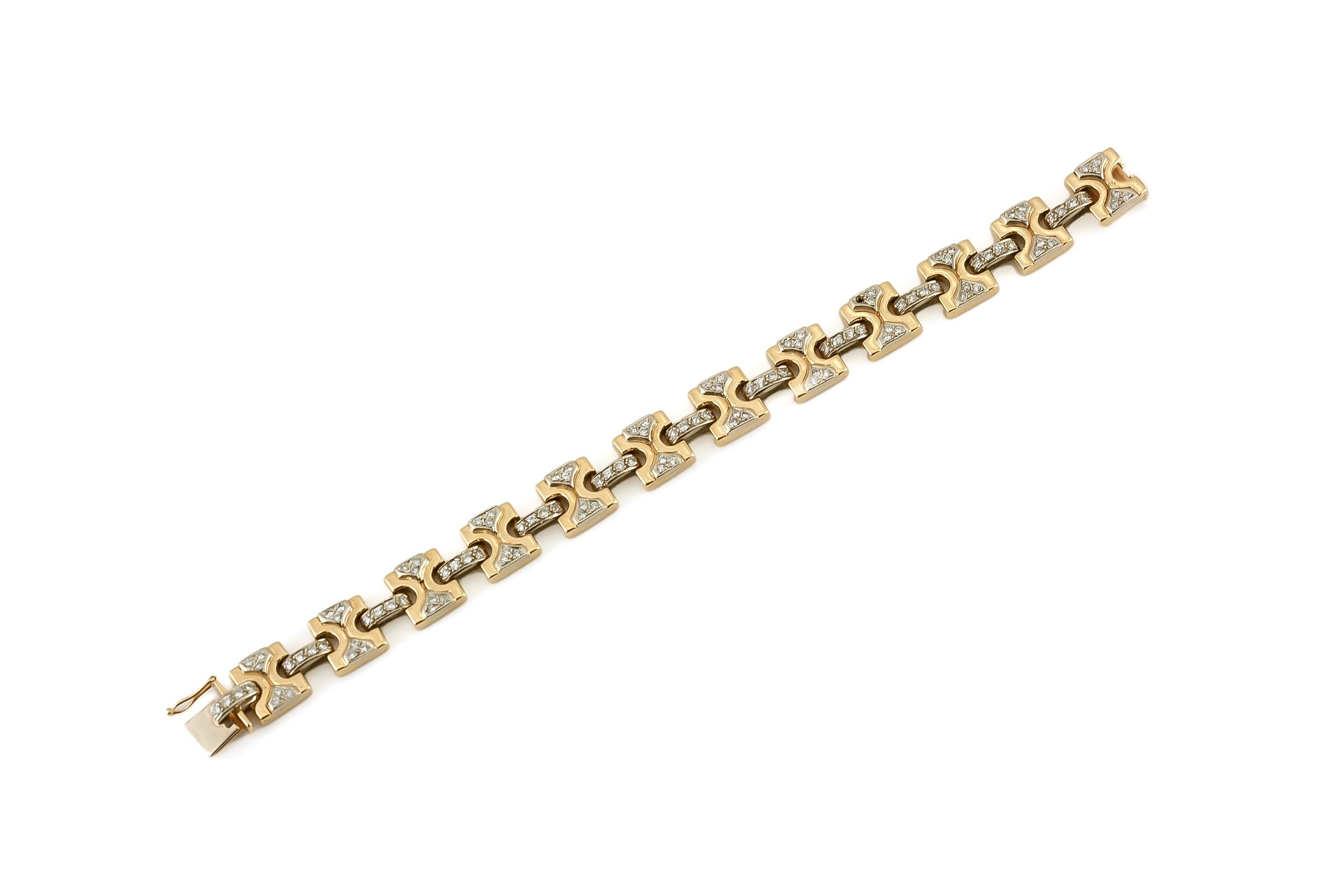 Le bracelet est finement travaillé en or jaune 18 carats avec des diamants pesant approximativement 2,80 carats au total.
Vers 1980.
