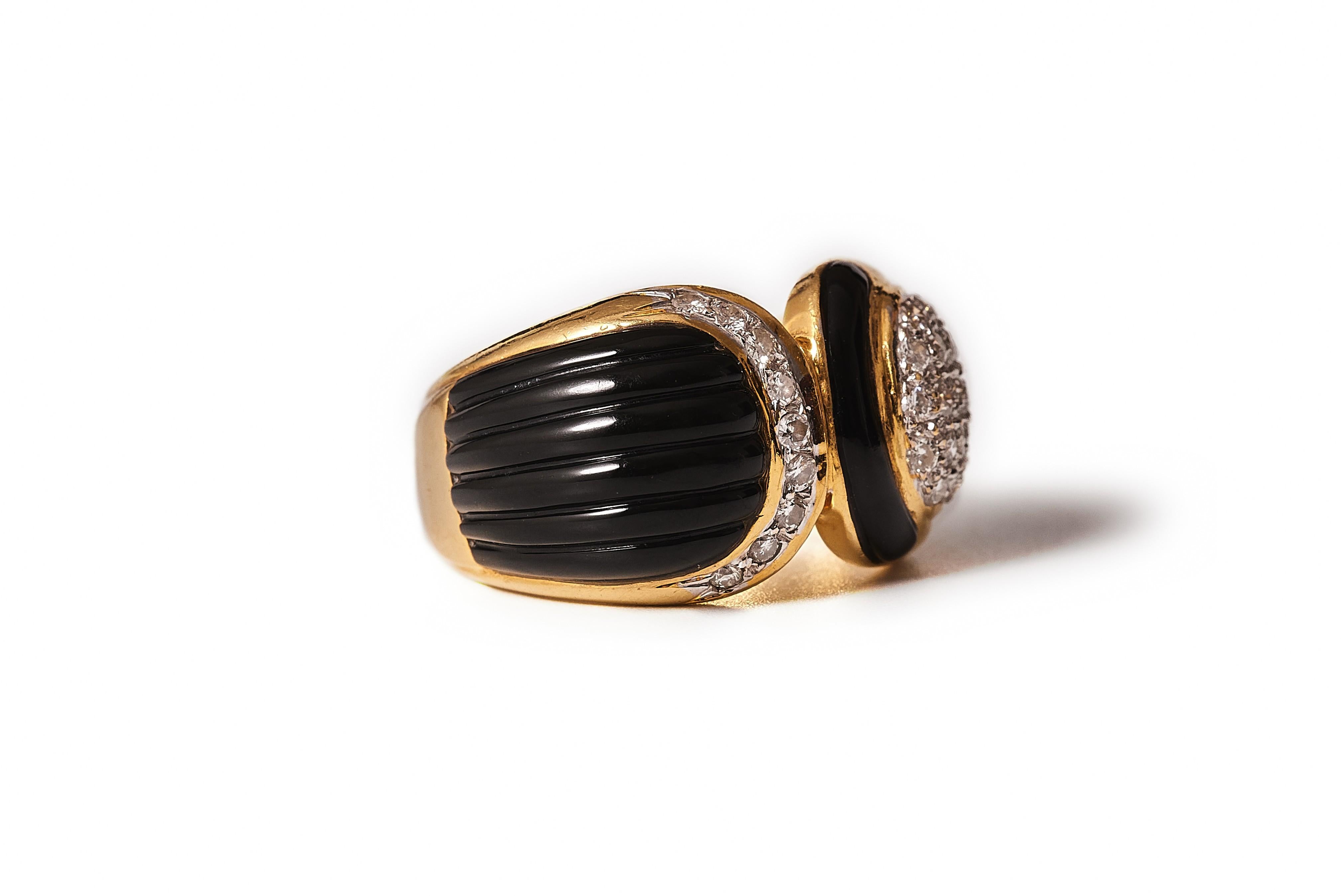 Taglio brillante Anello in oro 18kt con onice e diamanti degli anni '80/'90. in vendita