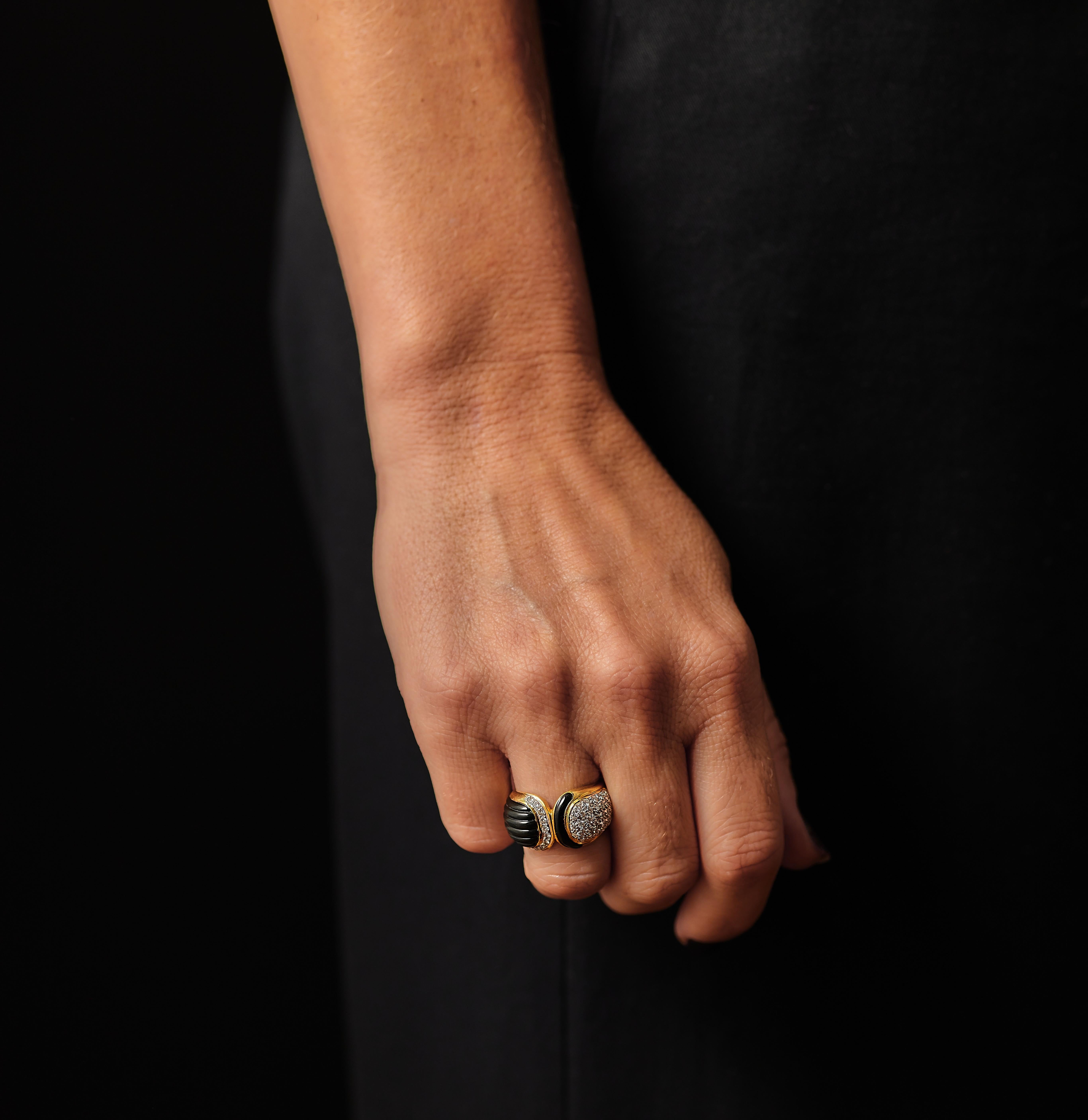 da uomo o donna Anello in oro 18kt con onice e diamanti degli anni '80/'90. in vendita