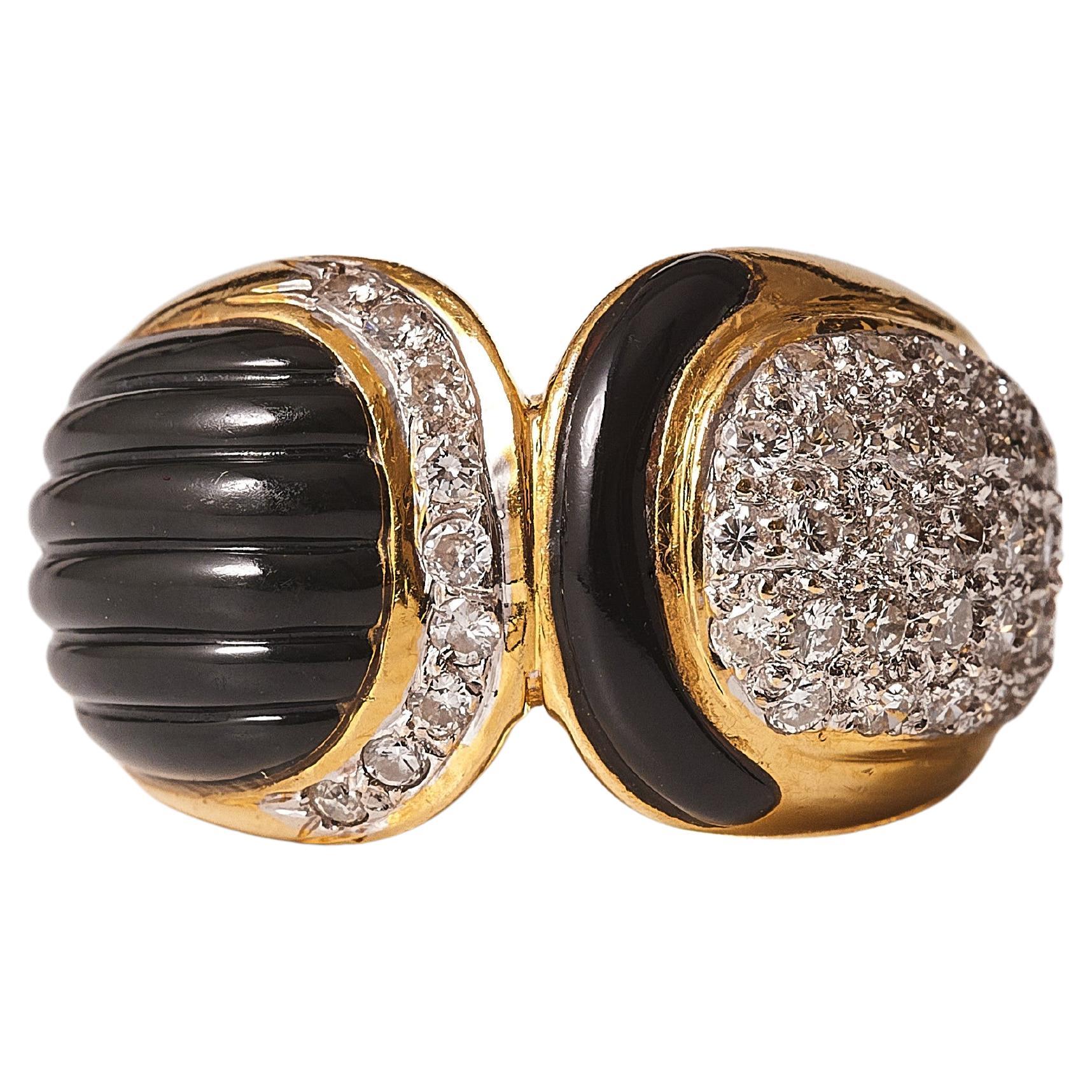 Bague en onyx et diamants en or 18kt des années 1980/1990.