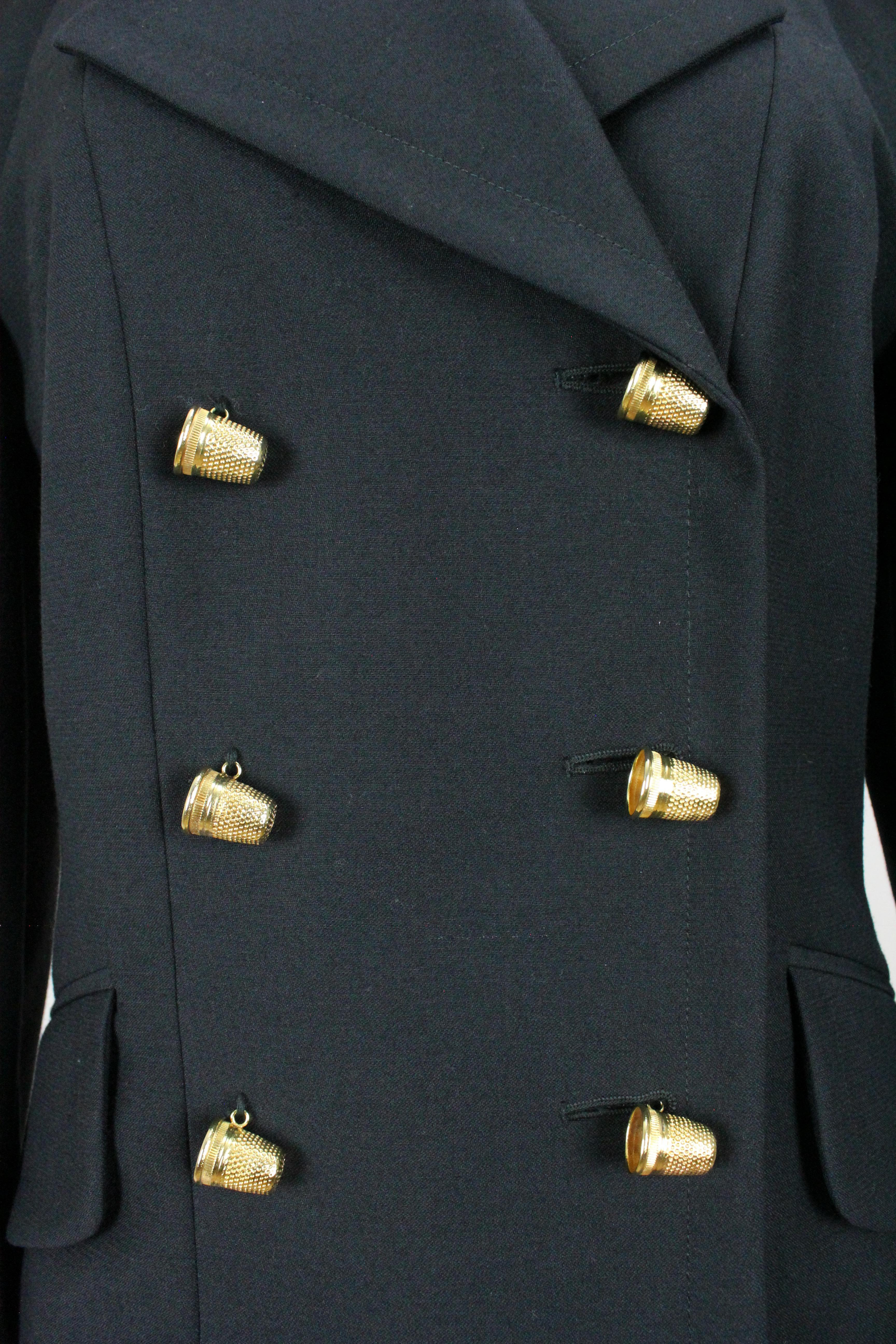 DERNIÈRES NOUVELLES : La pré-collection automne-hiver 2025 de la maison Moschino comporte une bague en métal doré avec un charme en forme de dé à coudre identique à ceux que l'on voit sur cette véritable veste vintage - l'original.

Cette veste