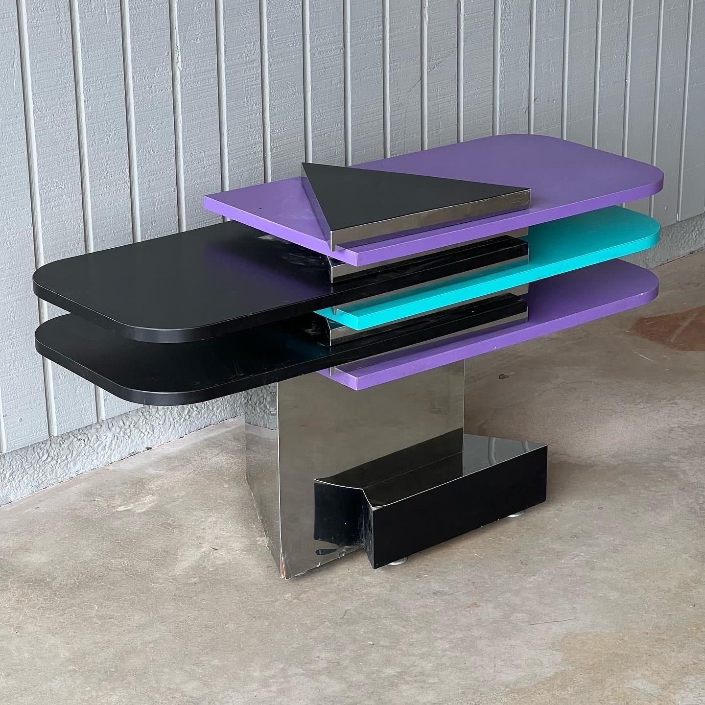 1980s-1990s post modern swivel side table or display stand For Sale 1