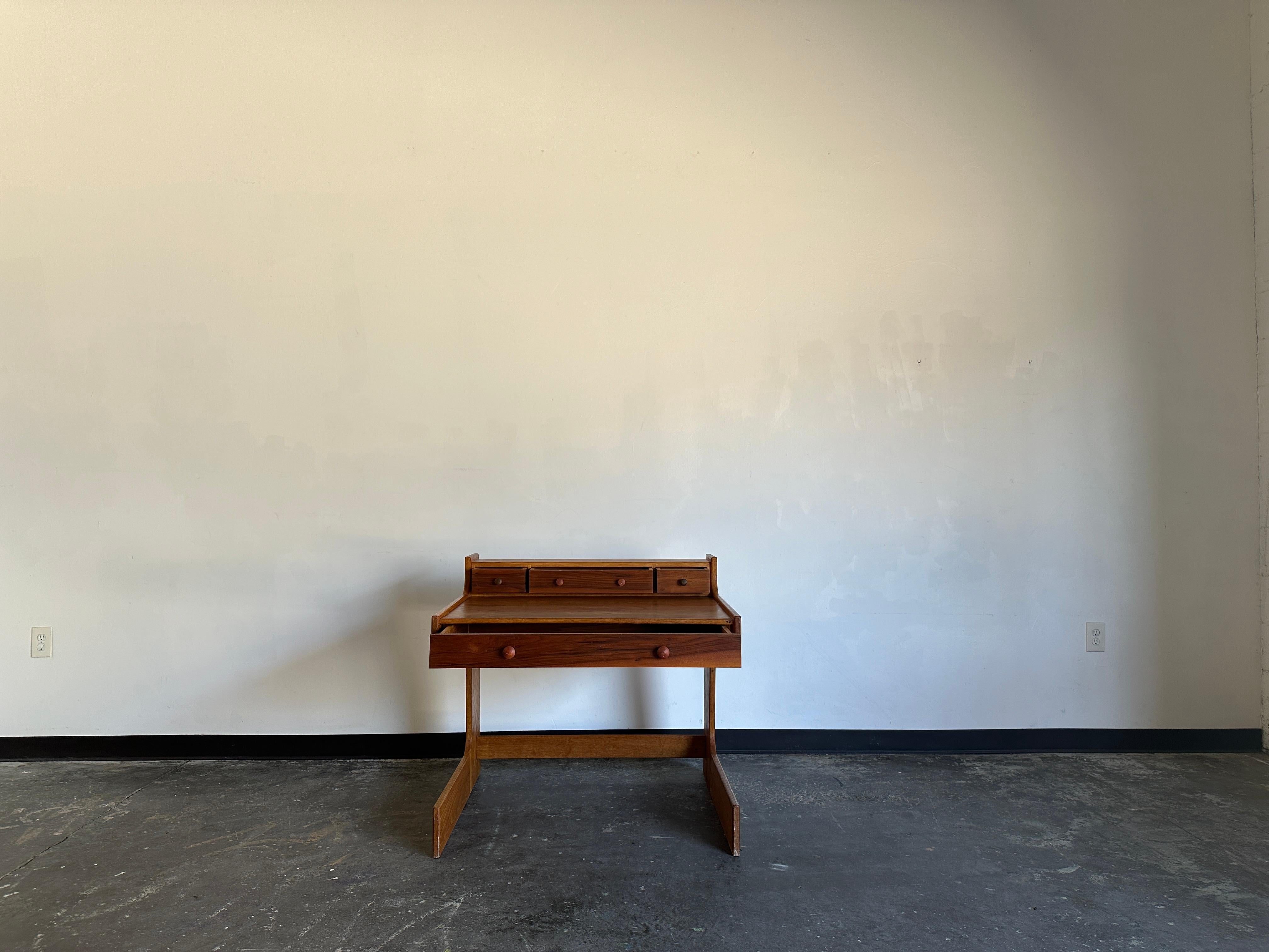 1980s/1990s Wooden Desk In Good Condition In Nashville, TN