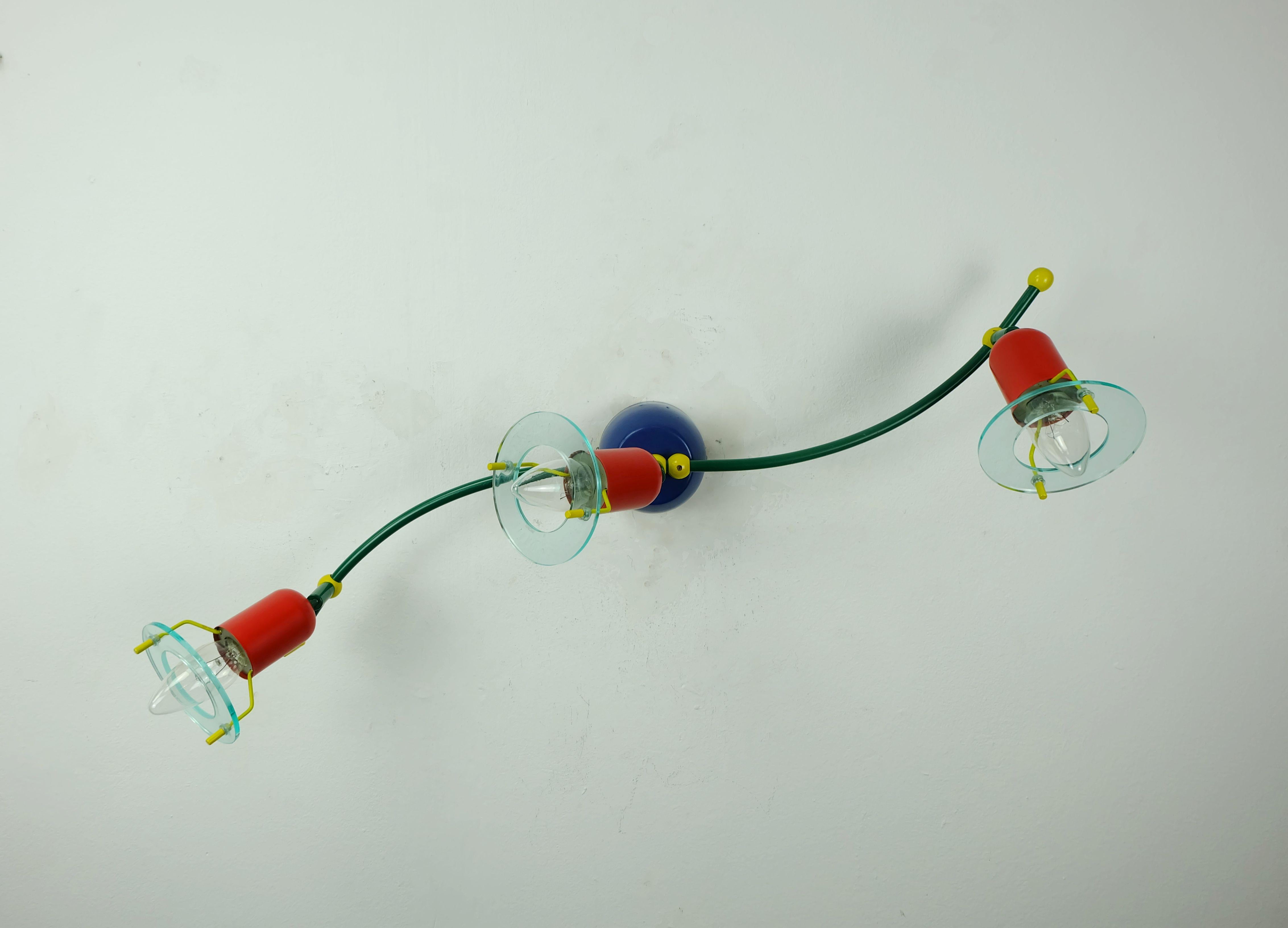 Metallo FISSO A SOFFITTO A 3 PUNTI DEGLI ANNI '80 in metallo e lucite Honsel epoca Memphis in vendita