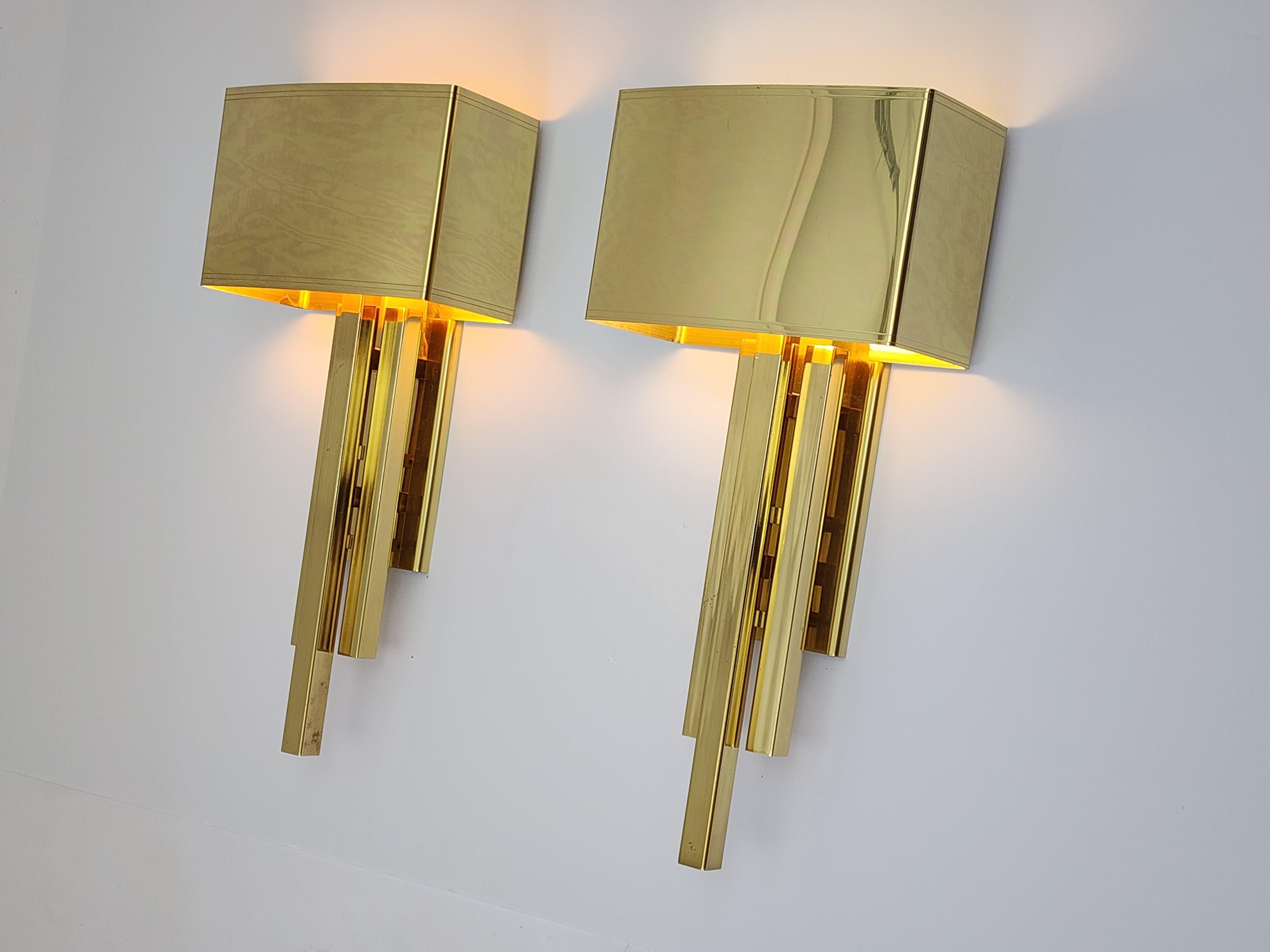 1980s 30 Brass Plated Wall Sconces, USA In Good Condition For Sale In St- Leonard, Quebec