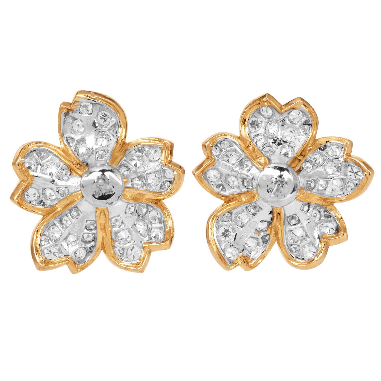 1980s 3.00 carats Diamond Platinum Gold Flower Earrings In Excellent Condition For Sale In Miami, FL