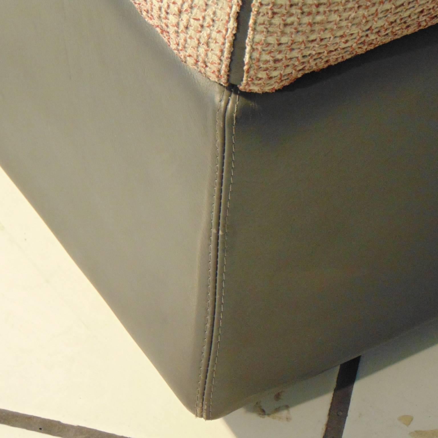 Canapé 4 places en cuir gris avec coussins en soie et cuir, Sormani Italie, années 1980 en vente 4
