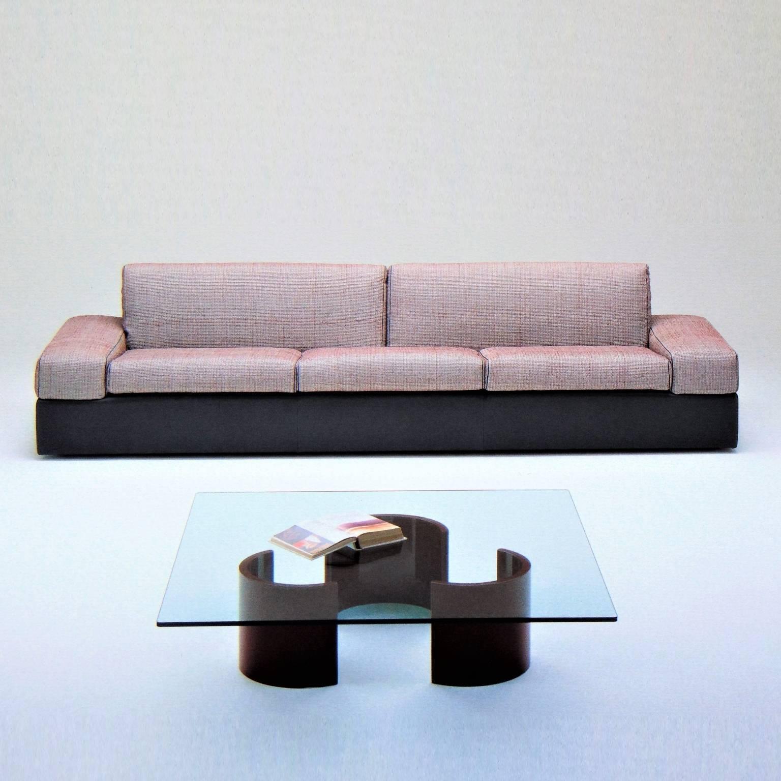 Ce quatre places, conçu au début des années 1980 par Luigi Sormani et Casabella Miami pour une ligne de maxi-mobilier destinée aux États-Unis, est un confortable canapé d'un seul tenant pour une villa de luxe. La structure est en cuir gris chaud et