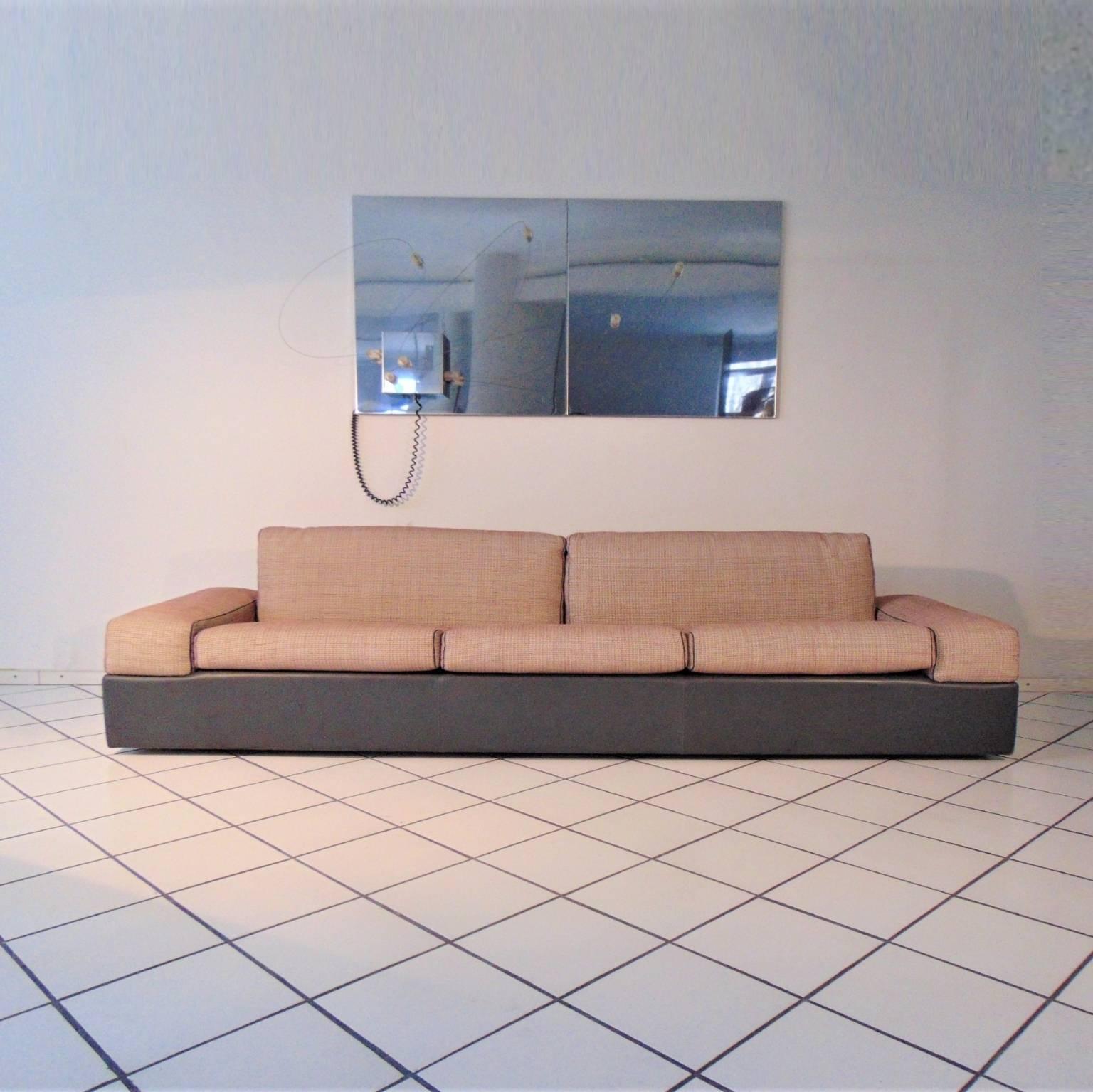 4-Sitzer-Sofa aus grauem Leder mit Seiden- und Lederkissen, Sormani Italien, 1980er Jahre (Minimalistisch) im Angebot