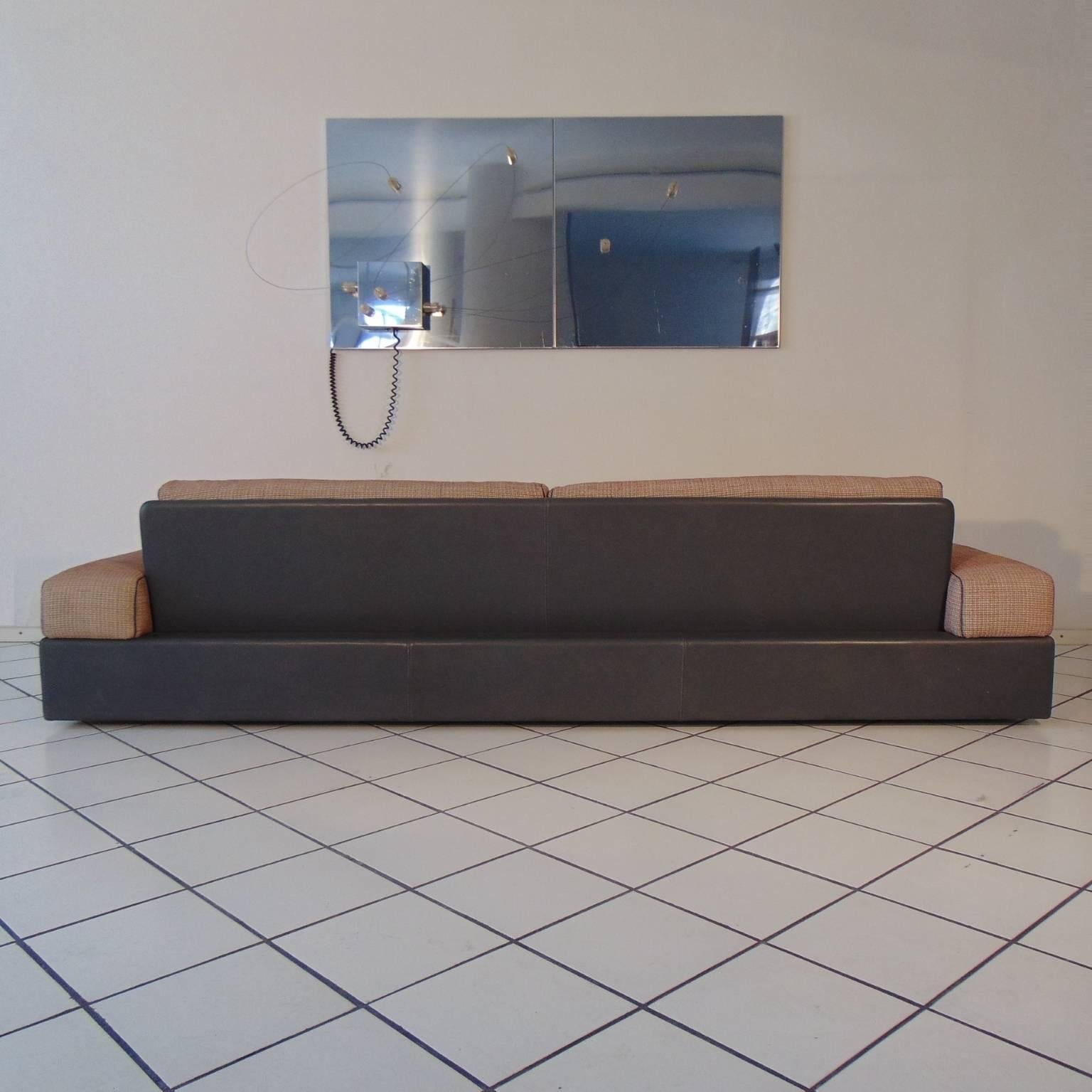 4-Sitzer-Sofa aus grauem Leder mit Seiden- und Lederkissen, Sormani Italien, 1980er Jahre (Intarsie) im Angebot