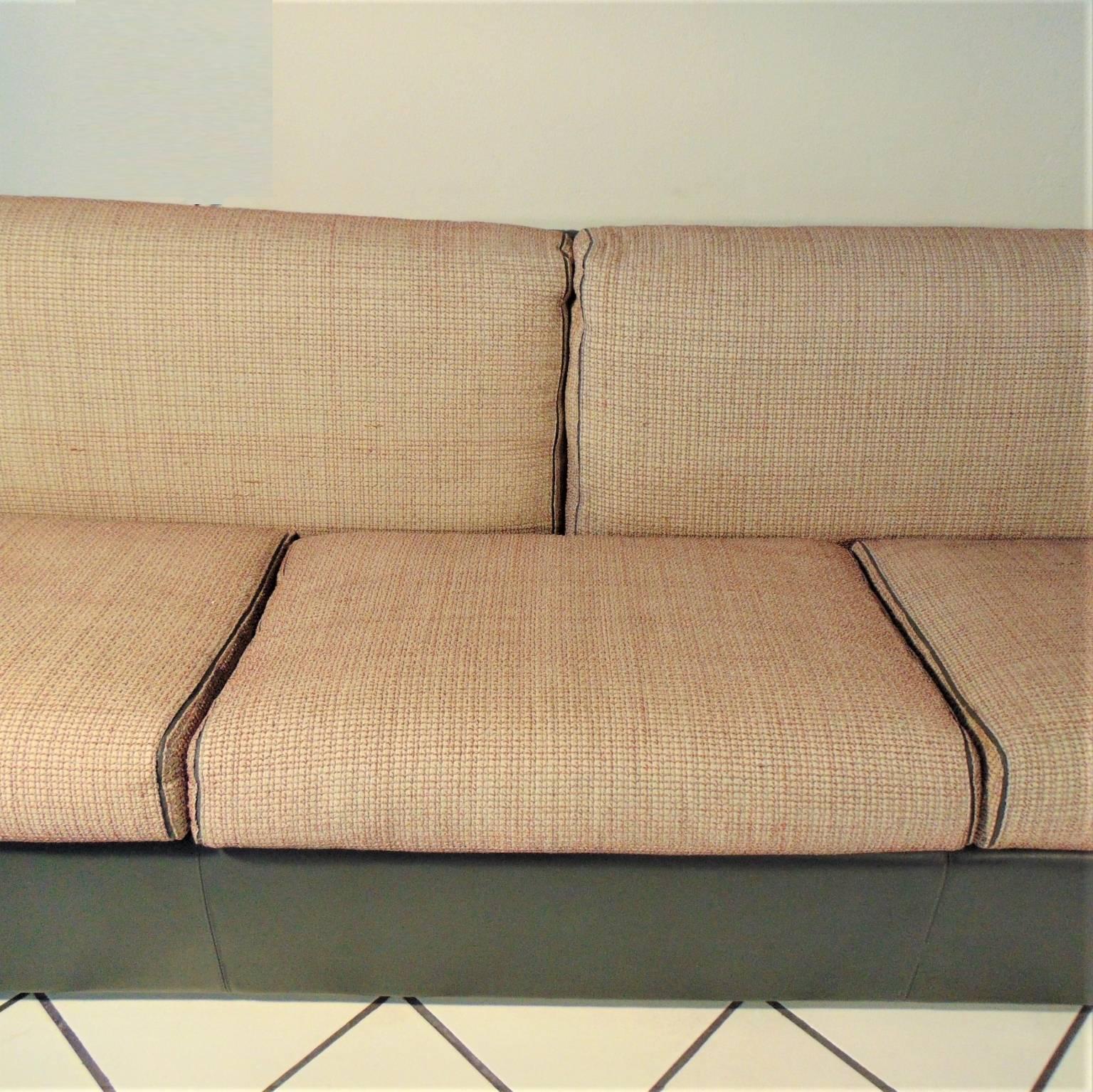 4-Seater Sofa Gray Leather with Silk and Leather Cushions, Sormani Italy, 1980s In Good Condition For Sale In Arosio, IT