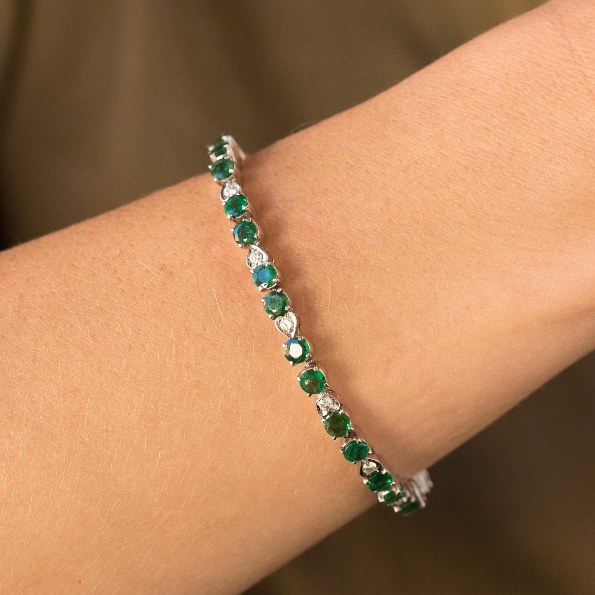 Bracelet in silver.
Composed of an articulated line, this elegant bracelet is set with an alternation of 2 round emeralds set with claws and 1 brilliant- cut diamond set within a heart-shaped pattern. The clasp is ratchet with 8 security.
Total