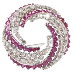 Broche en or blanc 14k des années 1980 avec tourbillon de rubis et de diamants de 6,1ctw, longueur 1,25 pouces