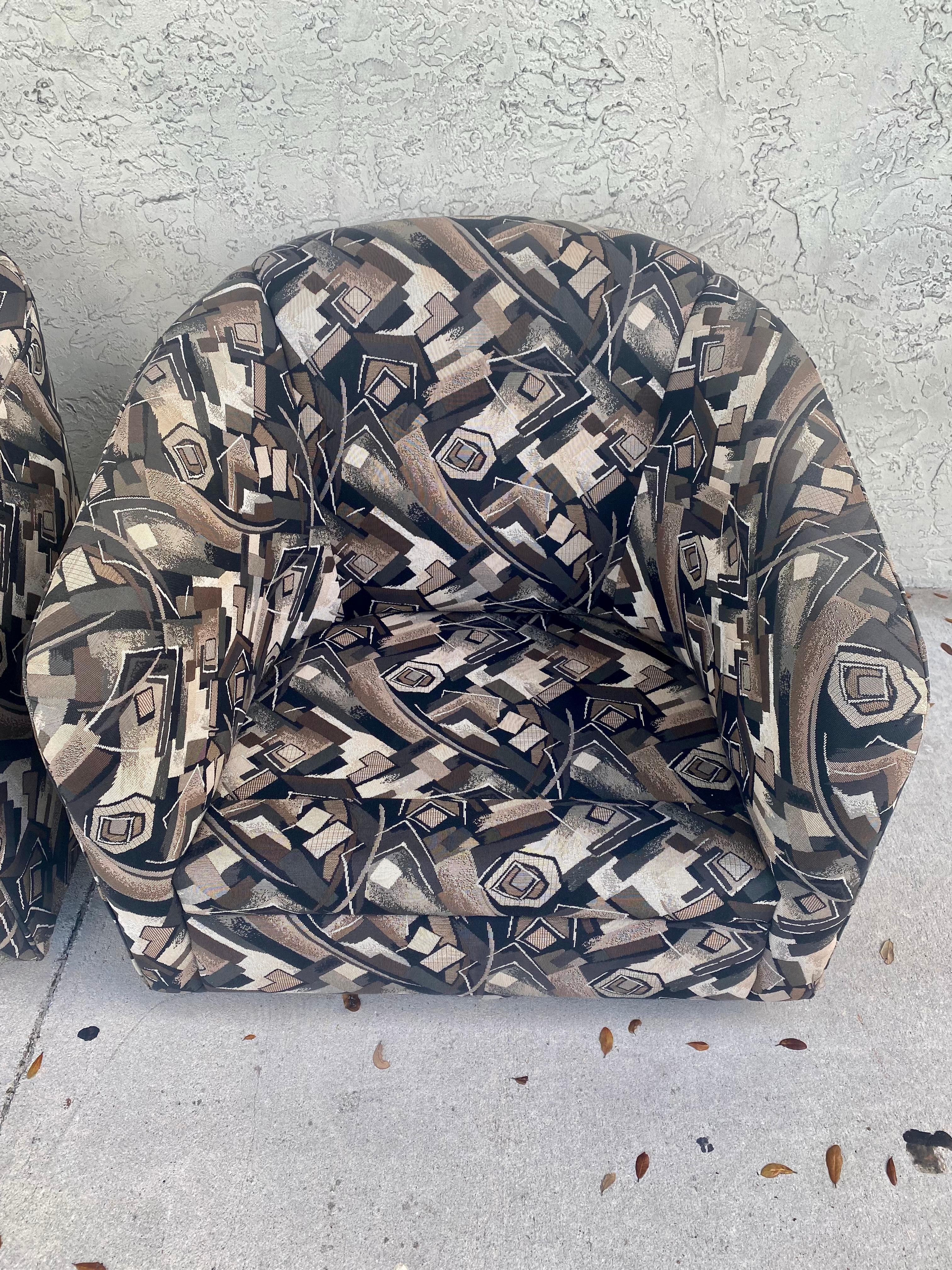 Chaises pivotantes abstraites en forme de tonneau des années 1980 attribuées à Milo Baughman - Lot de 2 en vente 3