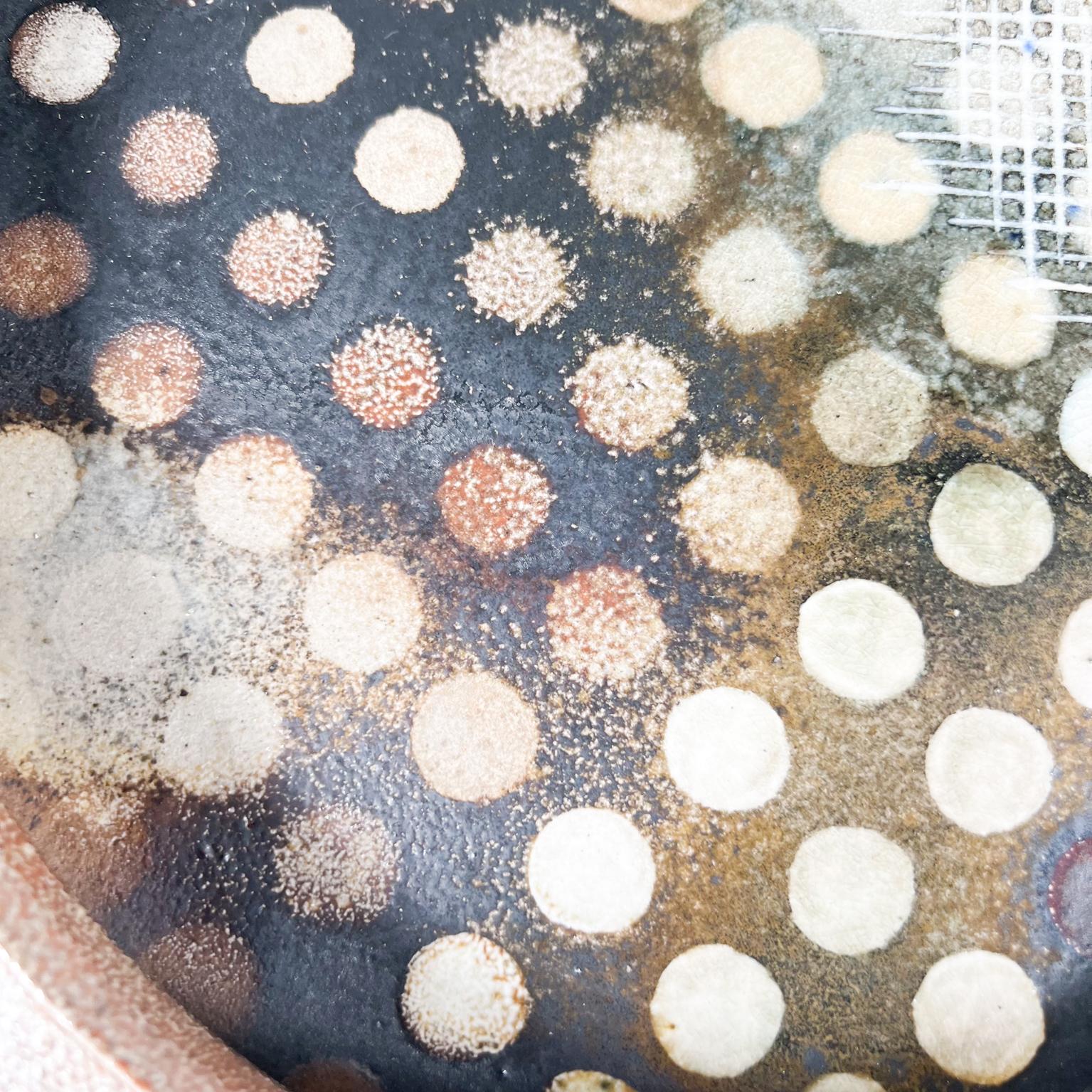 Piatto in ceramica astratto modernista degli anni '80, scolpito, arte ottica firmata in vendita 1