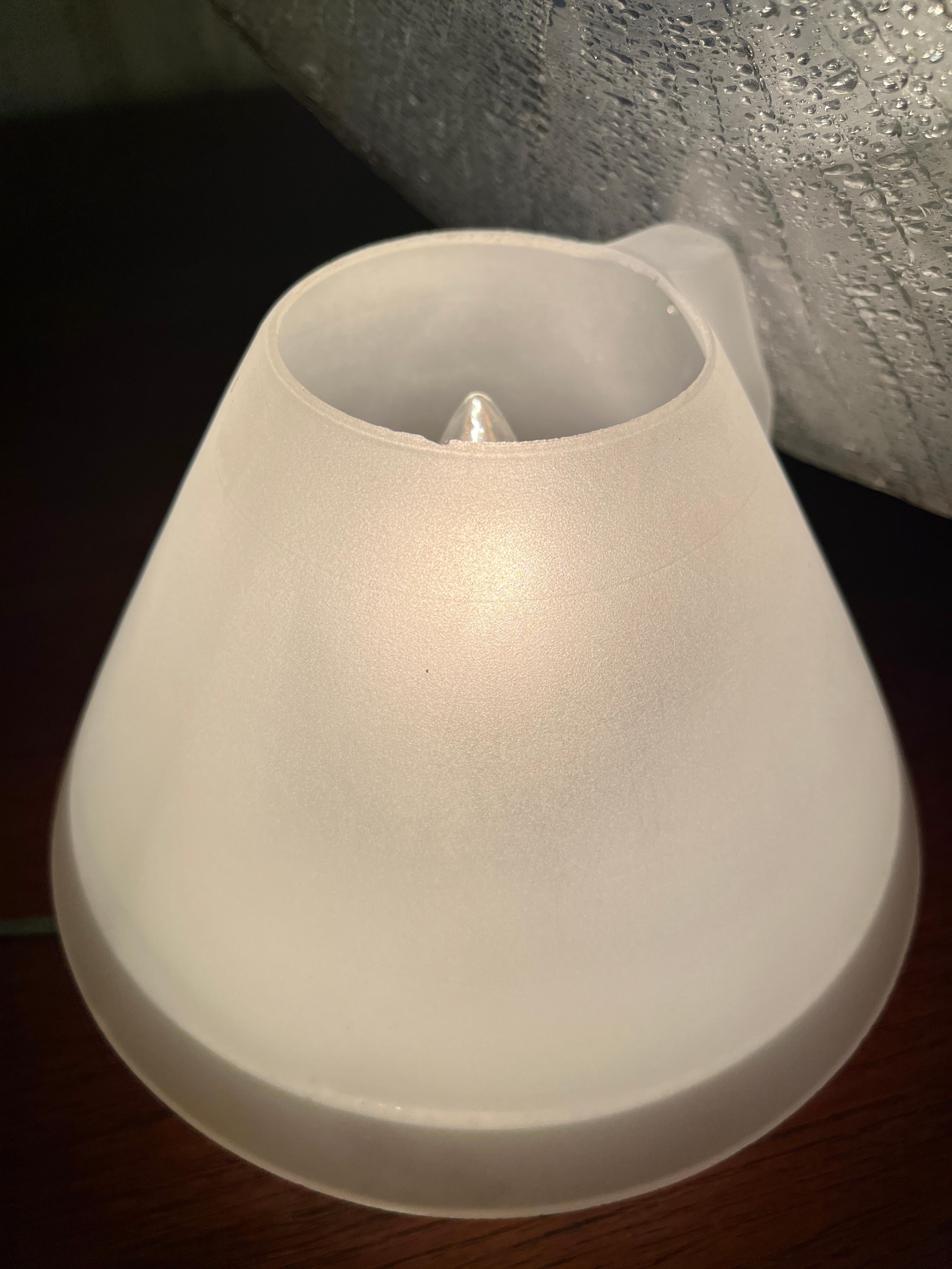 Lampada da tavolo a disco in acrilico degli anni '80 di Rougier in vendita 8