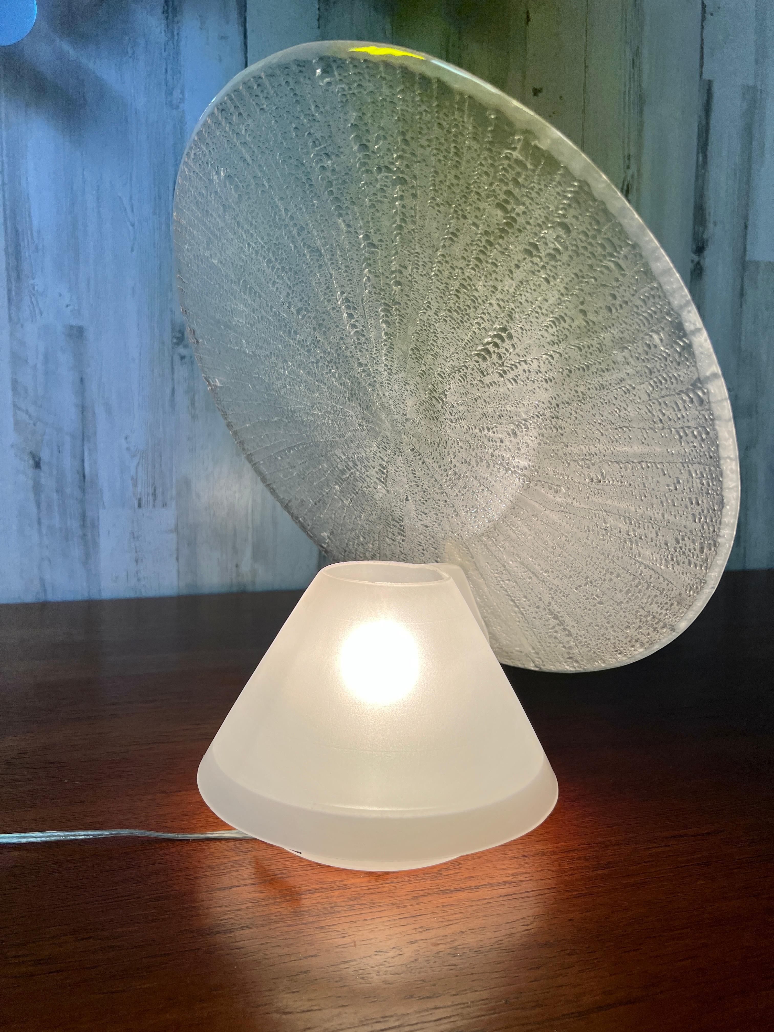 1980s Acrylic Disc Table Lamp by Rougier In Good Condition For Sale In Denton, TX