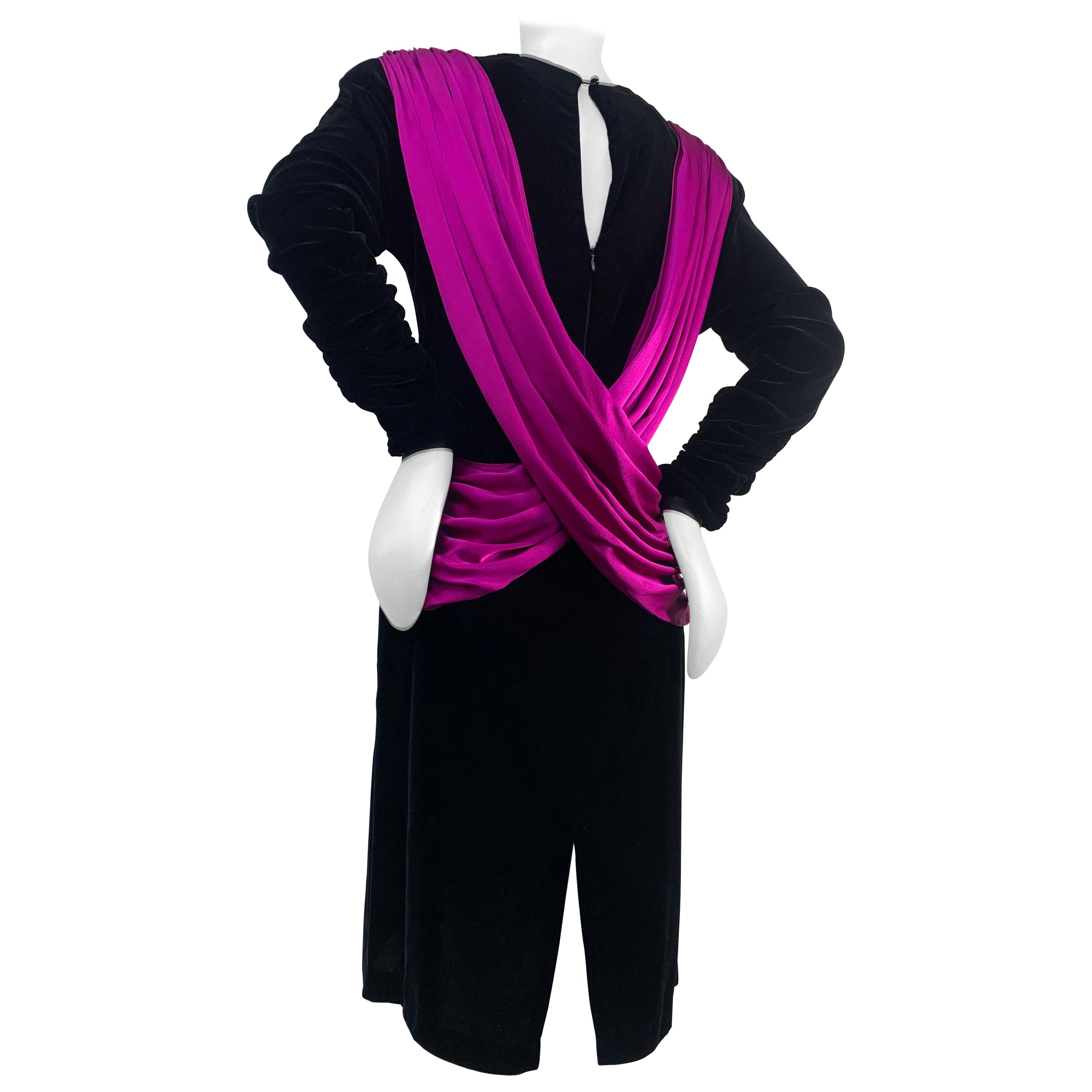 Vestido de cóctel de los años 80 Adam Beall de terciopelo negro inspirado en los años 40 con espalda drapeada fucsia en venta