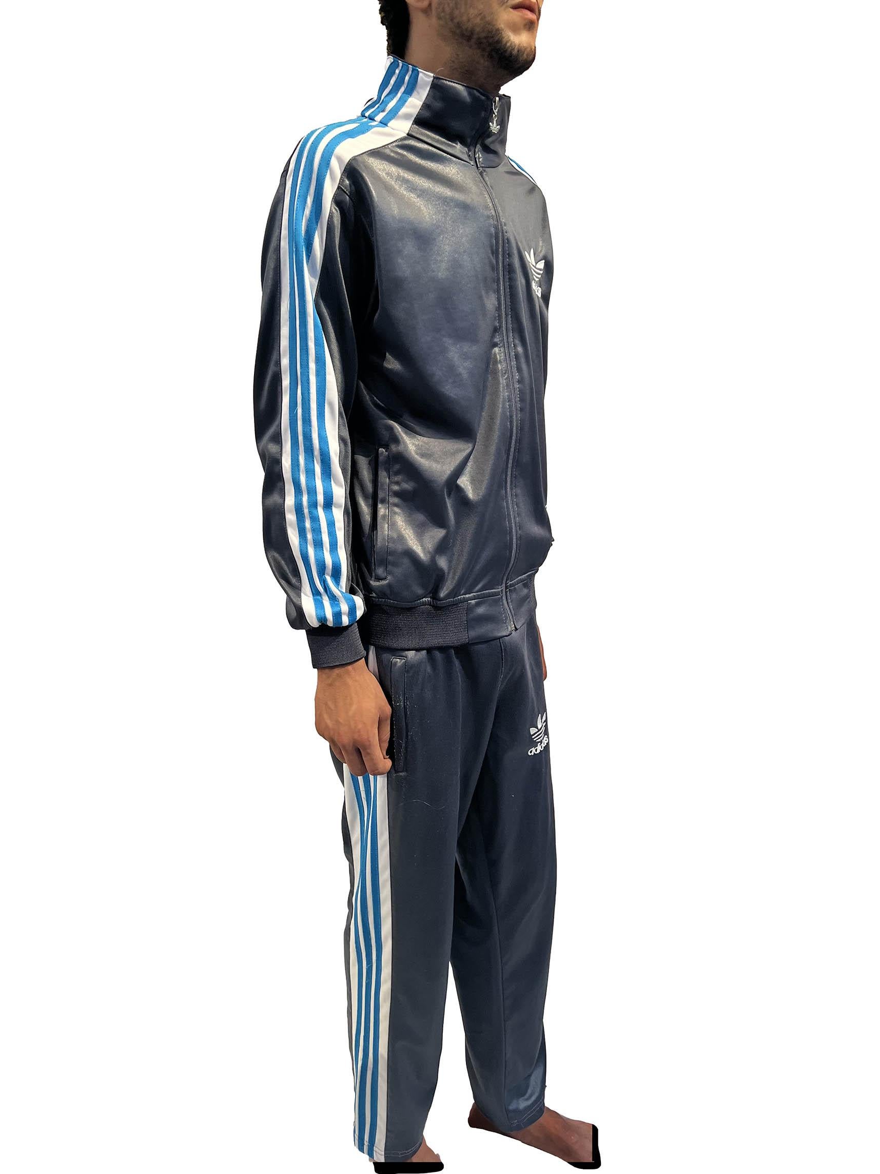 Adidas Grauer & Blauer Stretchy-Hosenanzug aus Polyester, selten Chile 62'' im Zustand „Hervorragend“ im Angebot in New York, NY