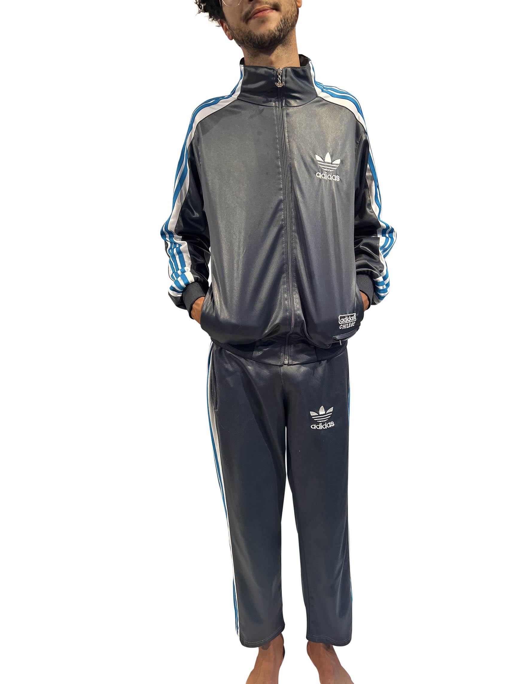 Adidas Grauer & Blauer Stretchy-Hosenanzug aus Polyester, selten Chile 62'' für Damen oder Herren im Angebot