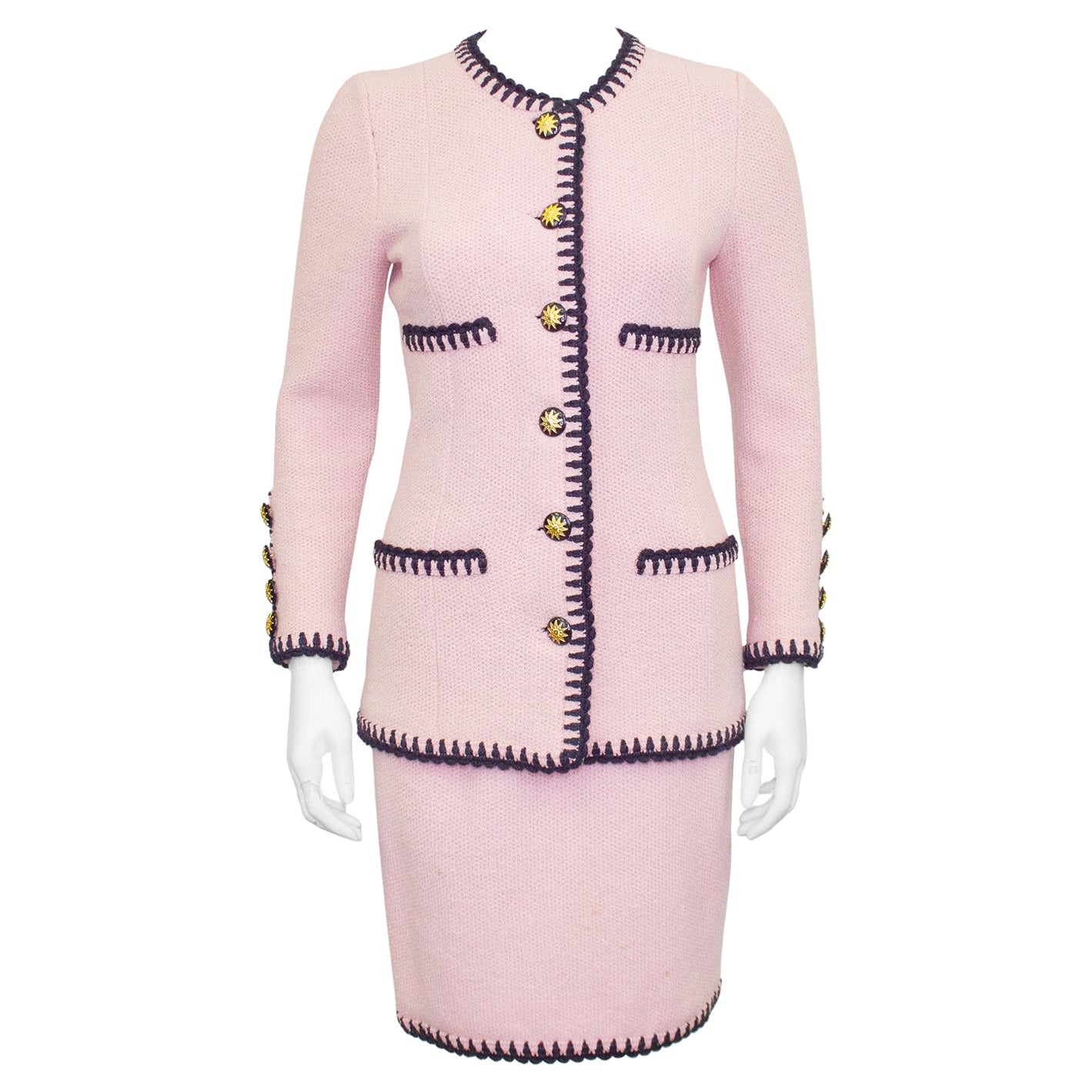 Traje de falda de punto de lana rosa Adolfo de los años 80 con ribetes negros