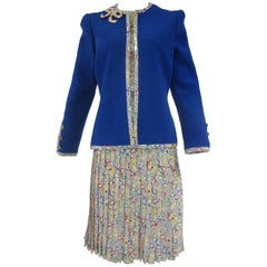 1980er Adolfo Primary Colors Print Seidenrock-Top und blaue Bouclé-Jacke