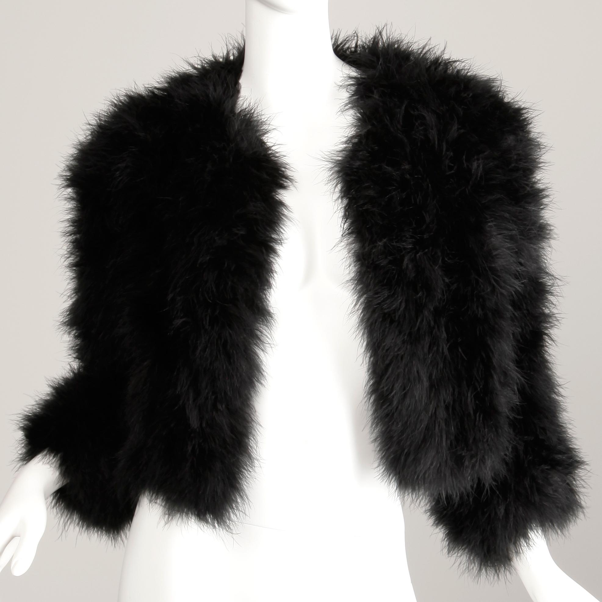 Magnifique veste en plumes de marabout noir vintage des années 1980, signée Adrienne Landau. Non doublé avec fermeture à crochet sur le devant. 100% plumes de marabout. La taille indiquée est 