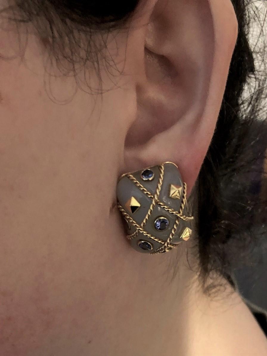 1980s Agate Sapphire 18 Karat Gold Cage Ear Clips In Excellent Condition For Sale In New York, NY