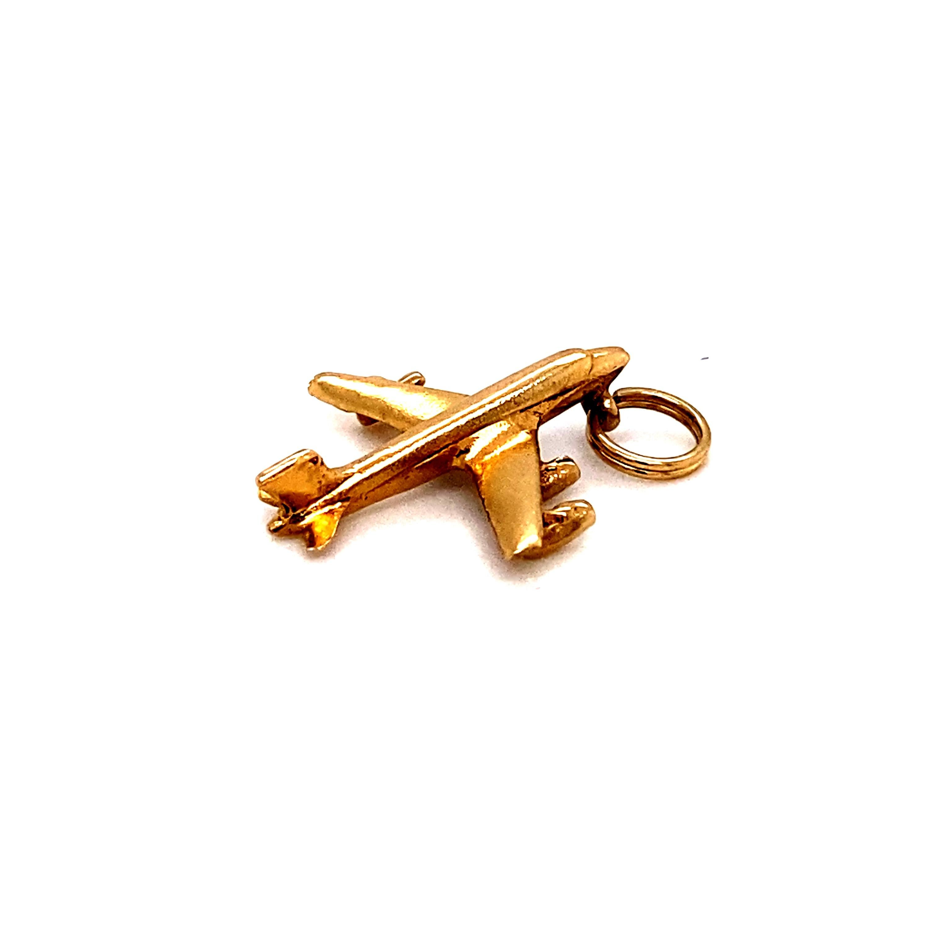 Circa: 1980s
Metal Type: 14 karat gold
Weight: 2.4 grams
Length: 24mm 