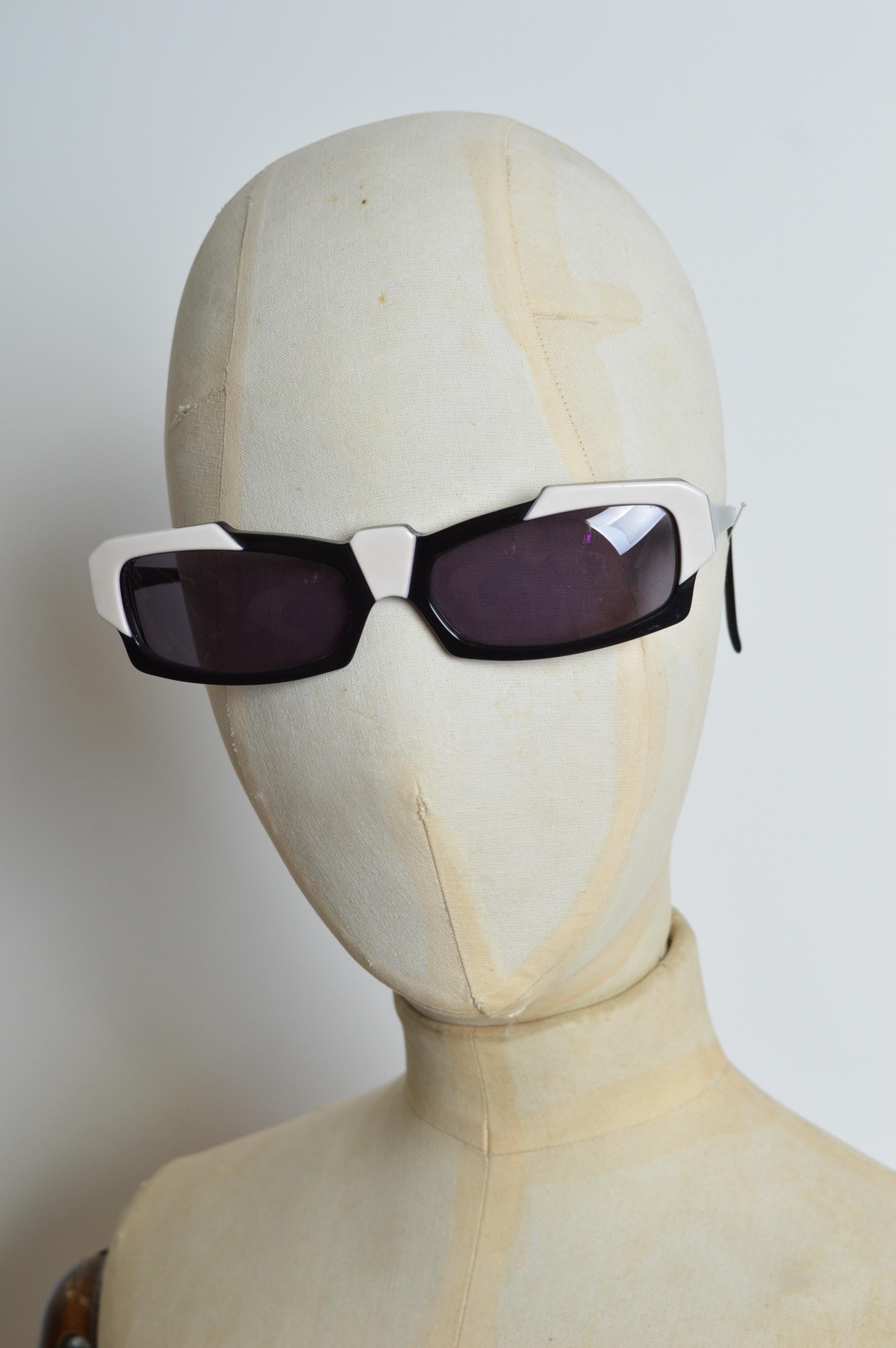 1980’s Alain Mikli Black & White Avant Guard Unusual Angular Sunglasses.
Model No. 0113 649. 
Hand Made in Paris 
Size - One size / Standard
Measurements in inches:
Frame length across the Front - 5.5”
Frame hight - 1.5”
Condition; 7/10 Great