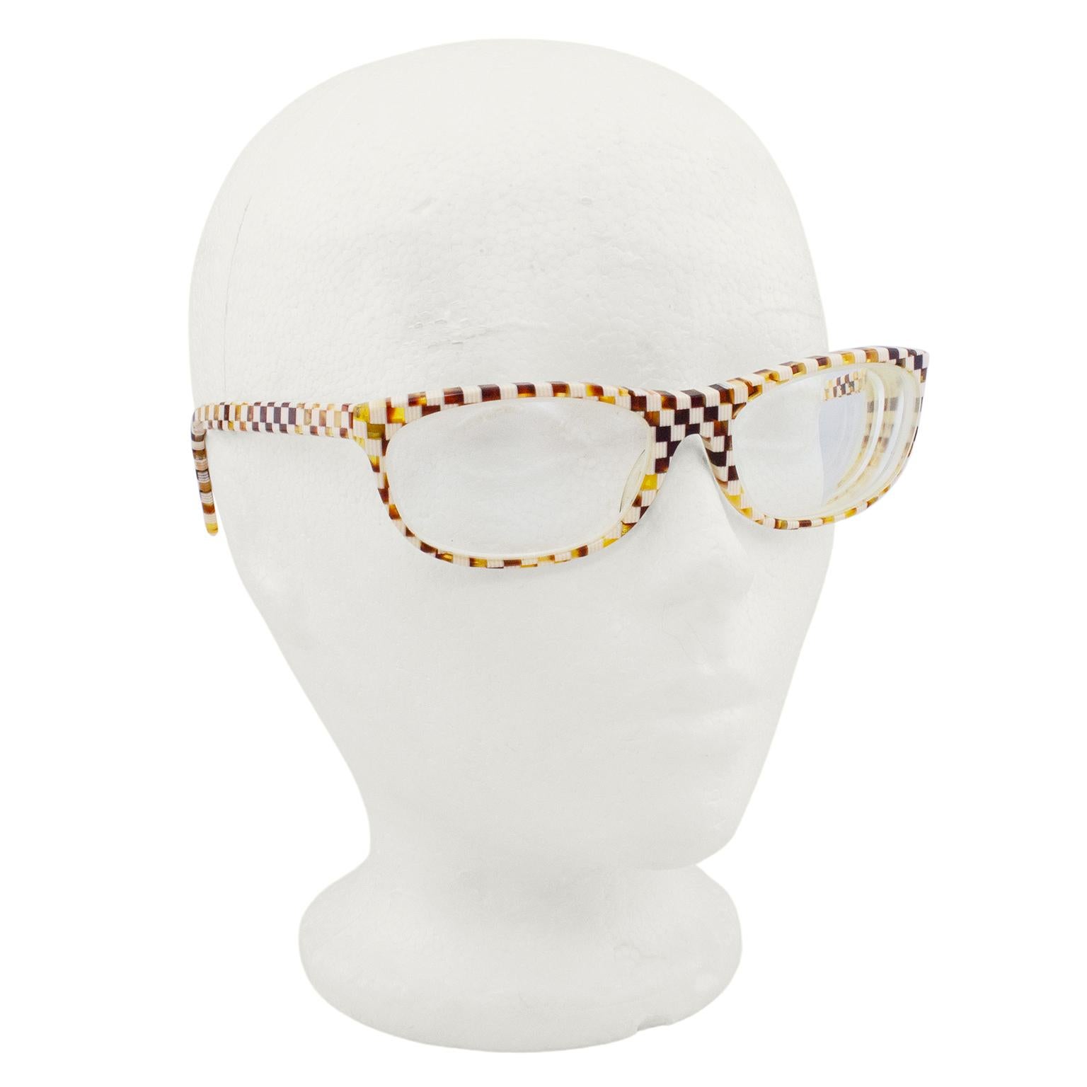 Zwei interessante optische Fassungen von Alain Milki aus den 1980er Jahren. Rahmen aus Acetat mit schachbrettartigem Muster aus winzigen beige-weiß gestreiften Quadraten und bernsteinfarbenen Quadraten. Handgefertigt in Frankreich. Markierungen und