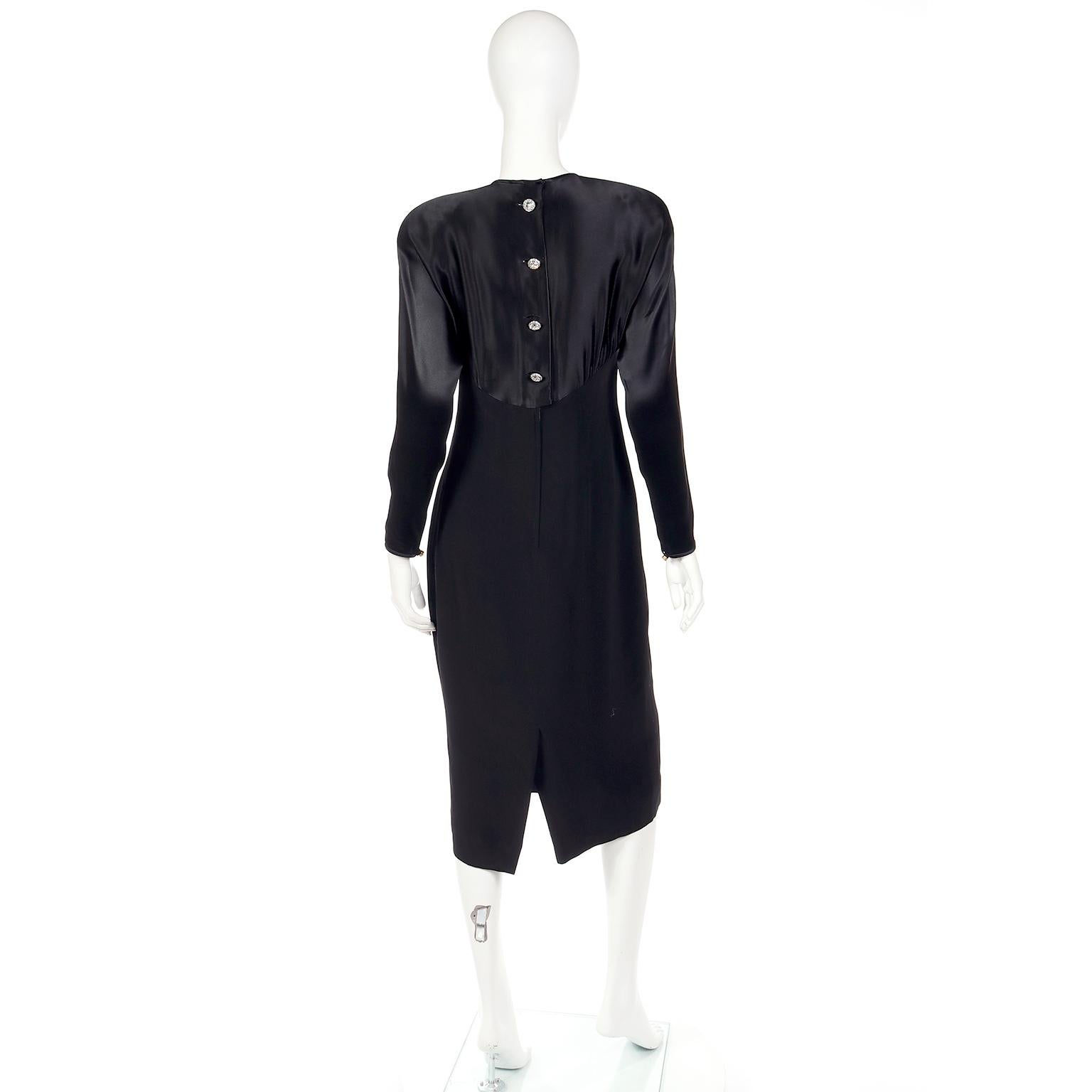 1980 Albert Nipon Robe en satin noir avec boutons en strass Pour femmes en vente