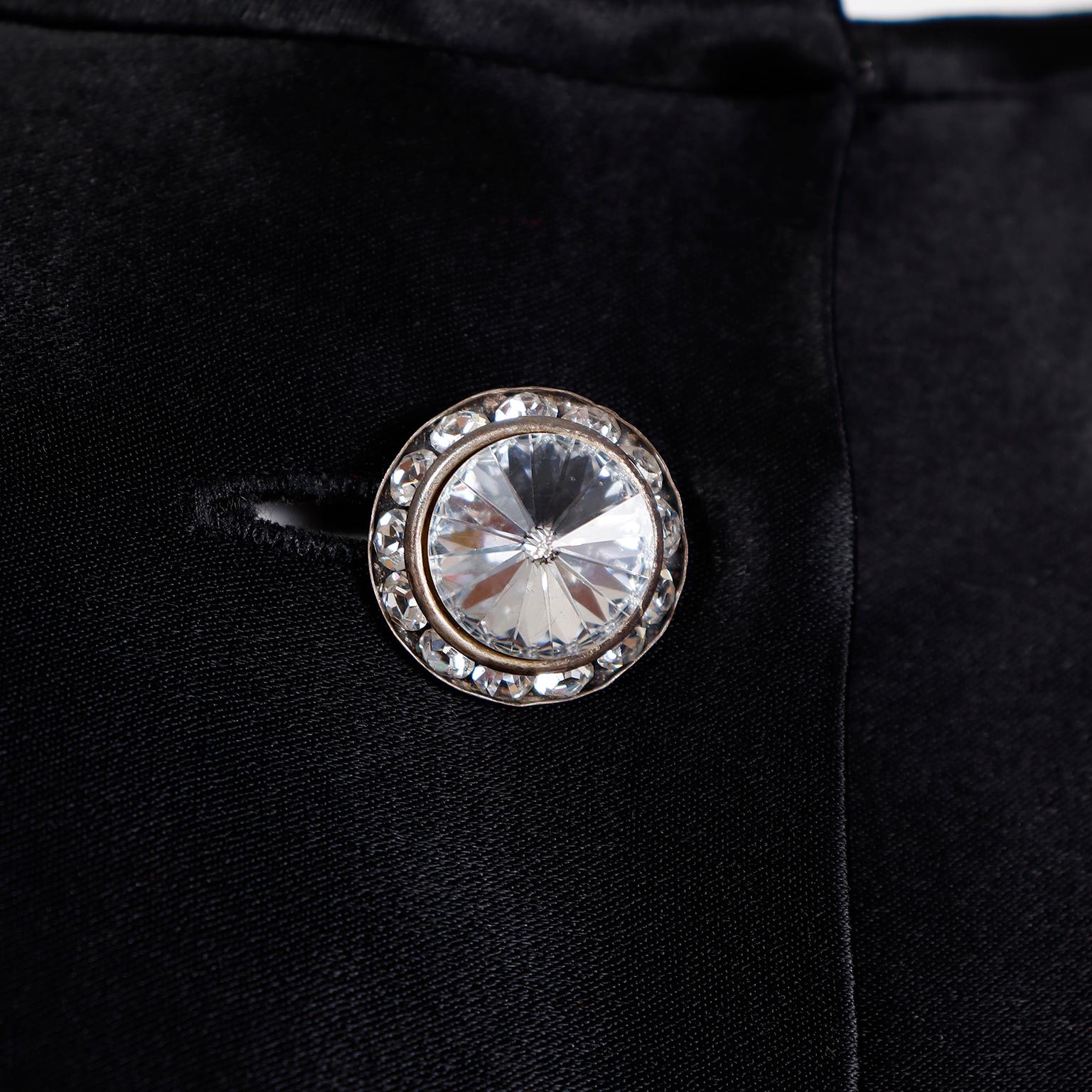 1980 Albert Nipon Robe en satin noir avec boutons en strass en vente 4