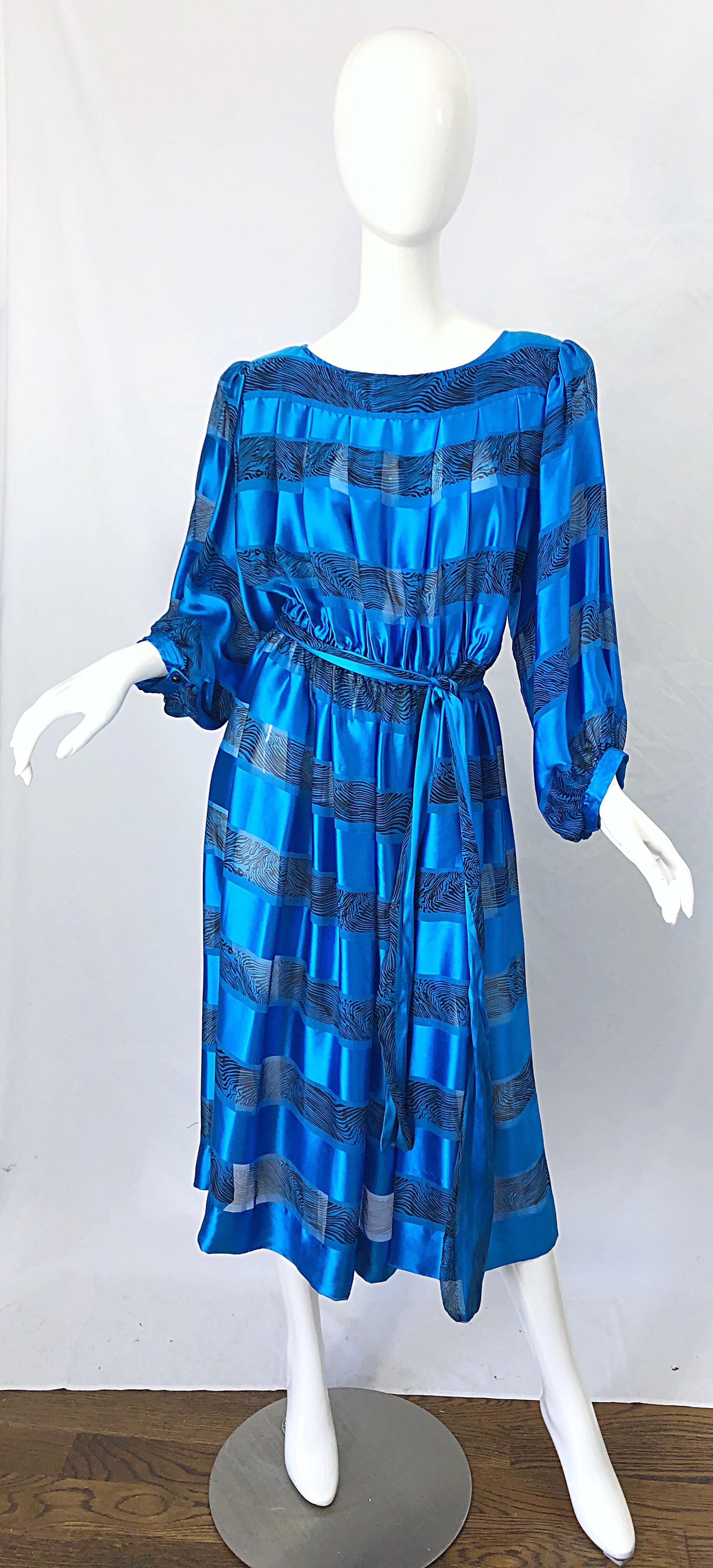 Albert Nipon - Robe ceinturée vintage à carreaux abstraits en soie bleue, taille 10, années 1980 en vente 9