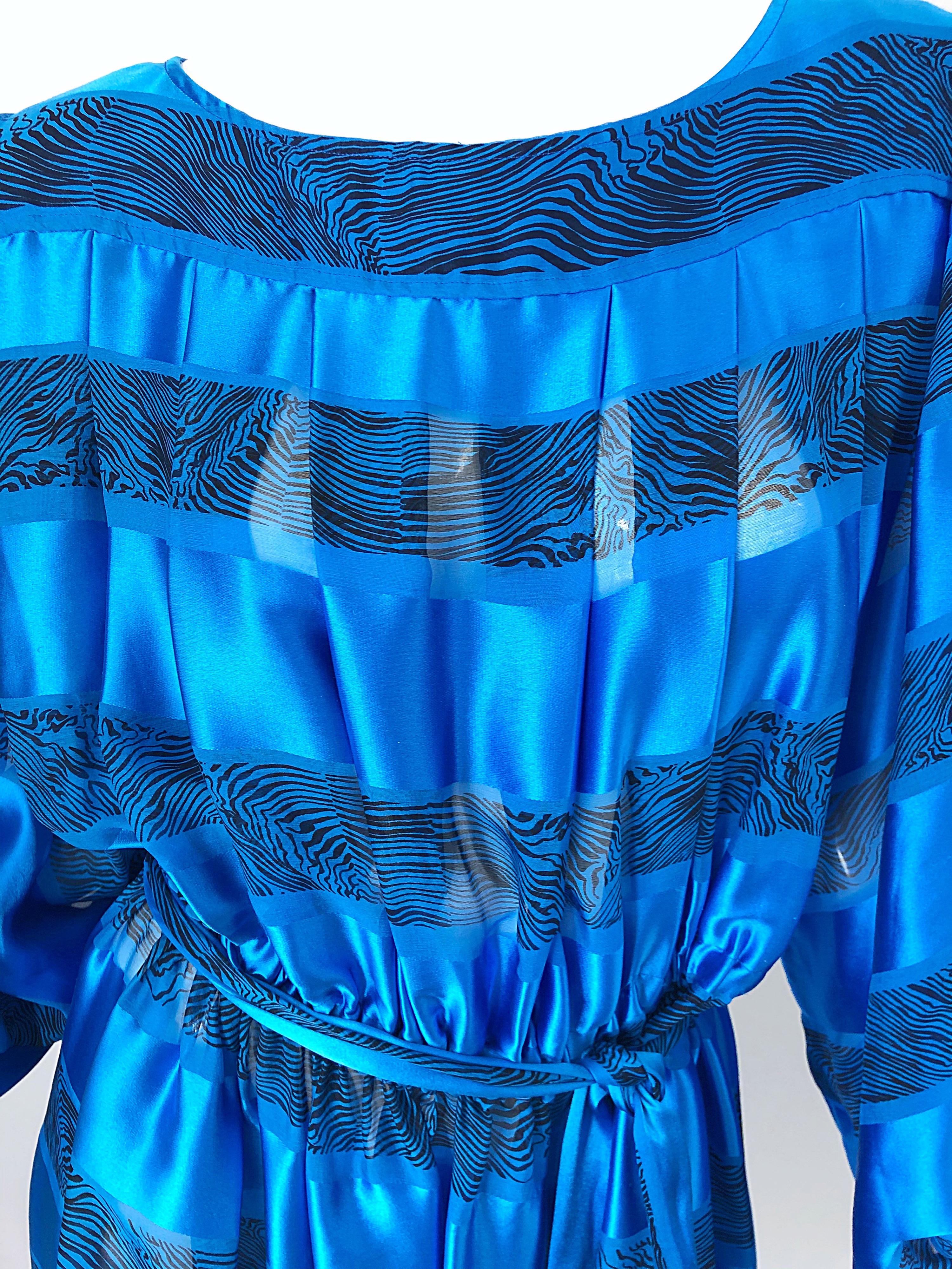 1980s Albert Nipon Size 10 Blue Silk Abstract Stiped Vintage 80s Belted Dress In Excellent Condition For Sale In San Diego, CA