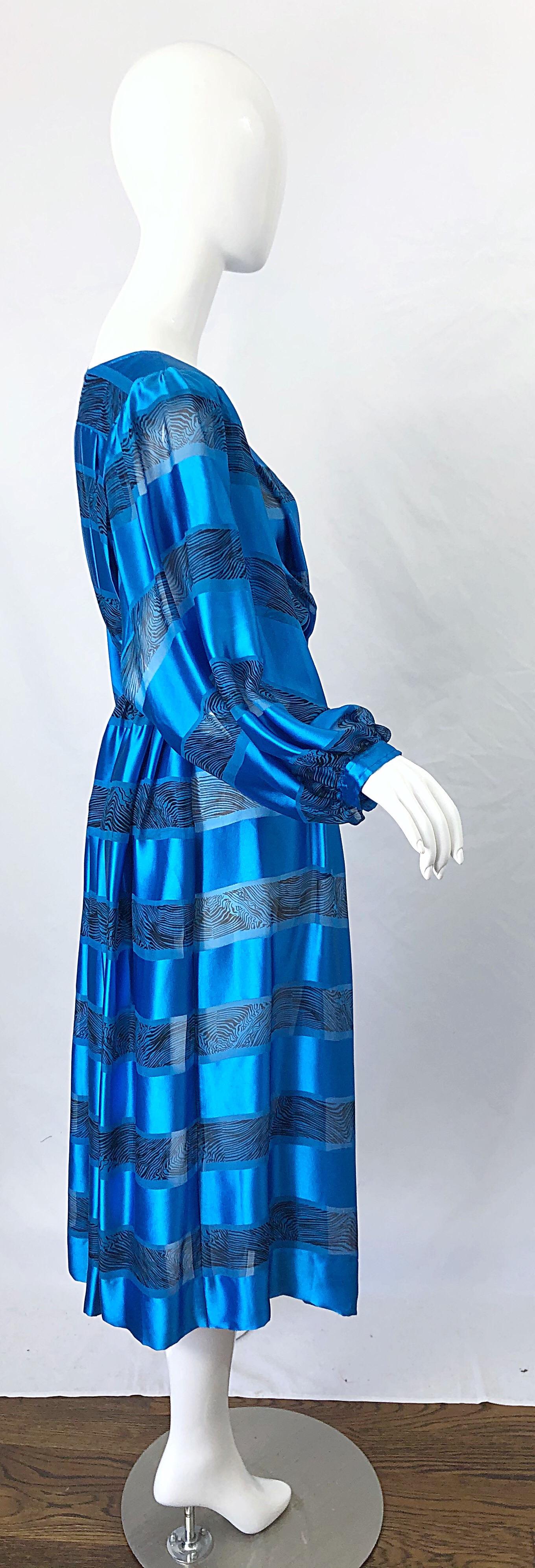 1980s Albert Nipon Size 10 Blue Silk Abstract Stiped Vintage 80s Belted Dress For Sale 1