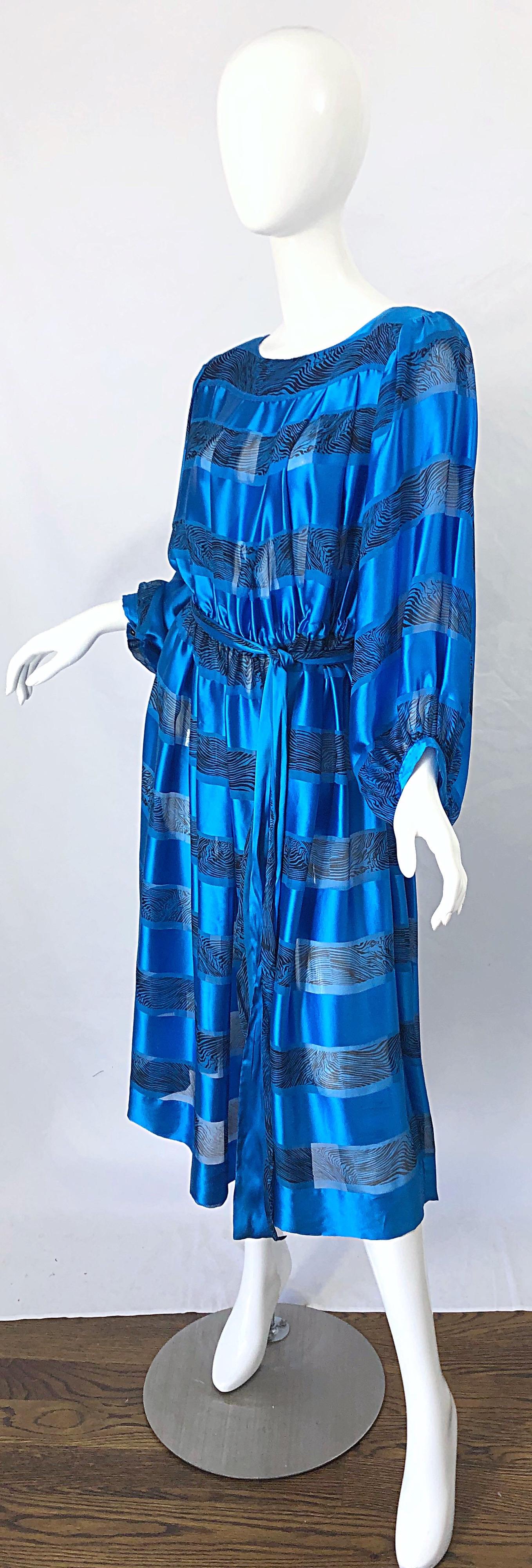1980s Albert Nipon Size 10 Blue Silk Abstract Stiped Vintage 80s Belted Dress For Sale 2