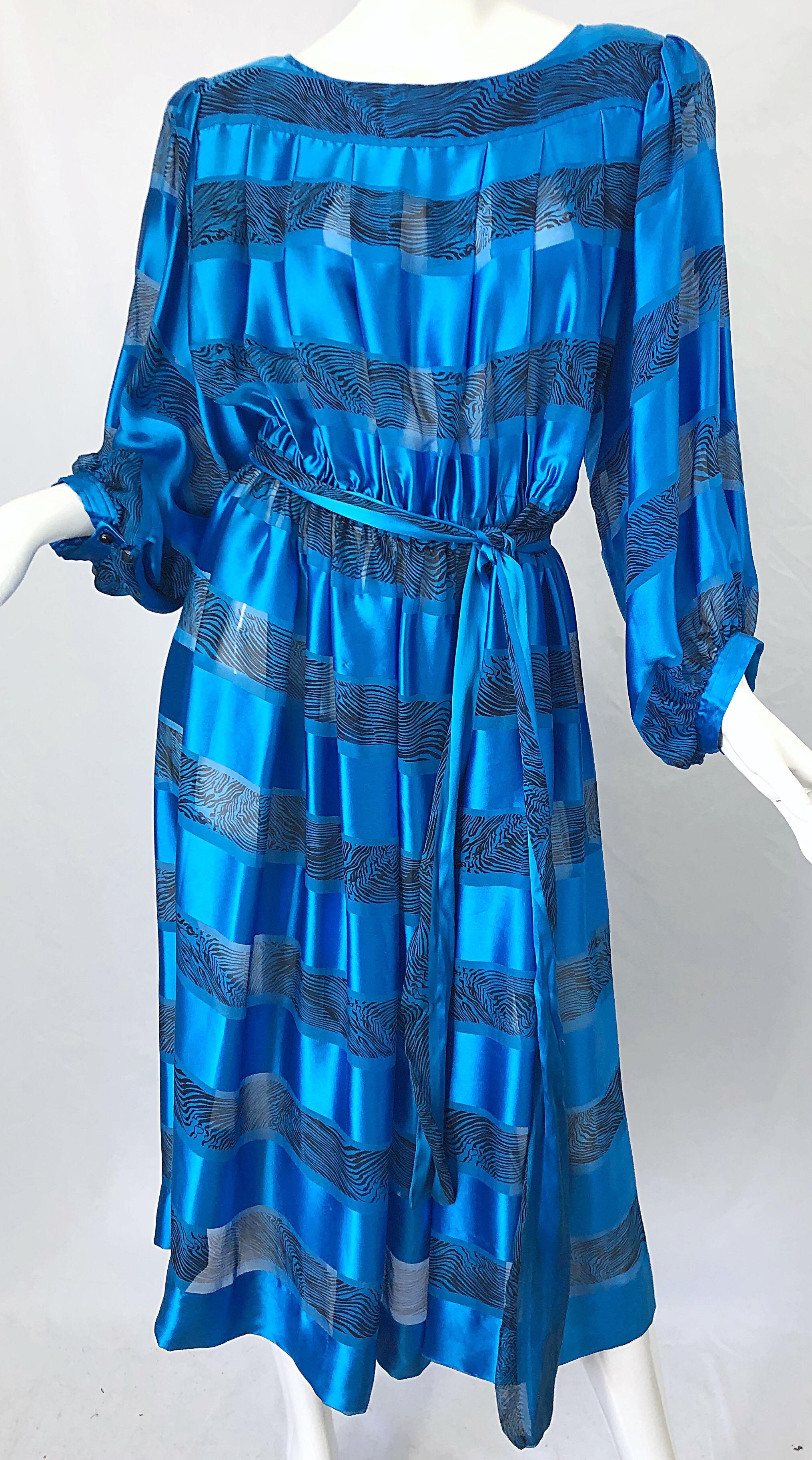 1980s Albert Nipon Size 10 Blue Silk Abstract Stiped Vintage 80s Belted Dress For Sale 4