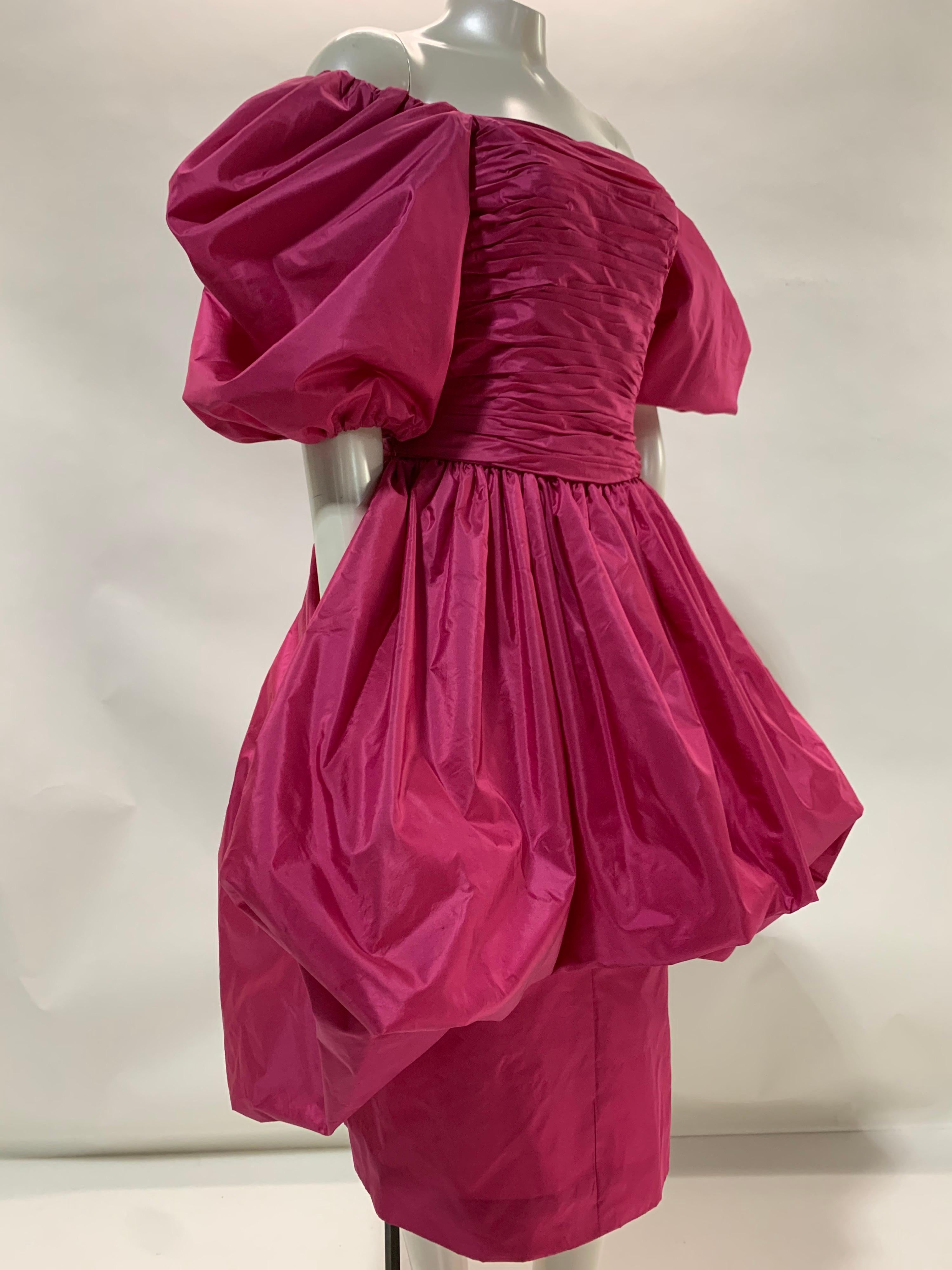 1980er Alfred Bosand Heißes rosa Taft-Cocktailkleid mit Voluminösenärmeln (Pink)