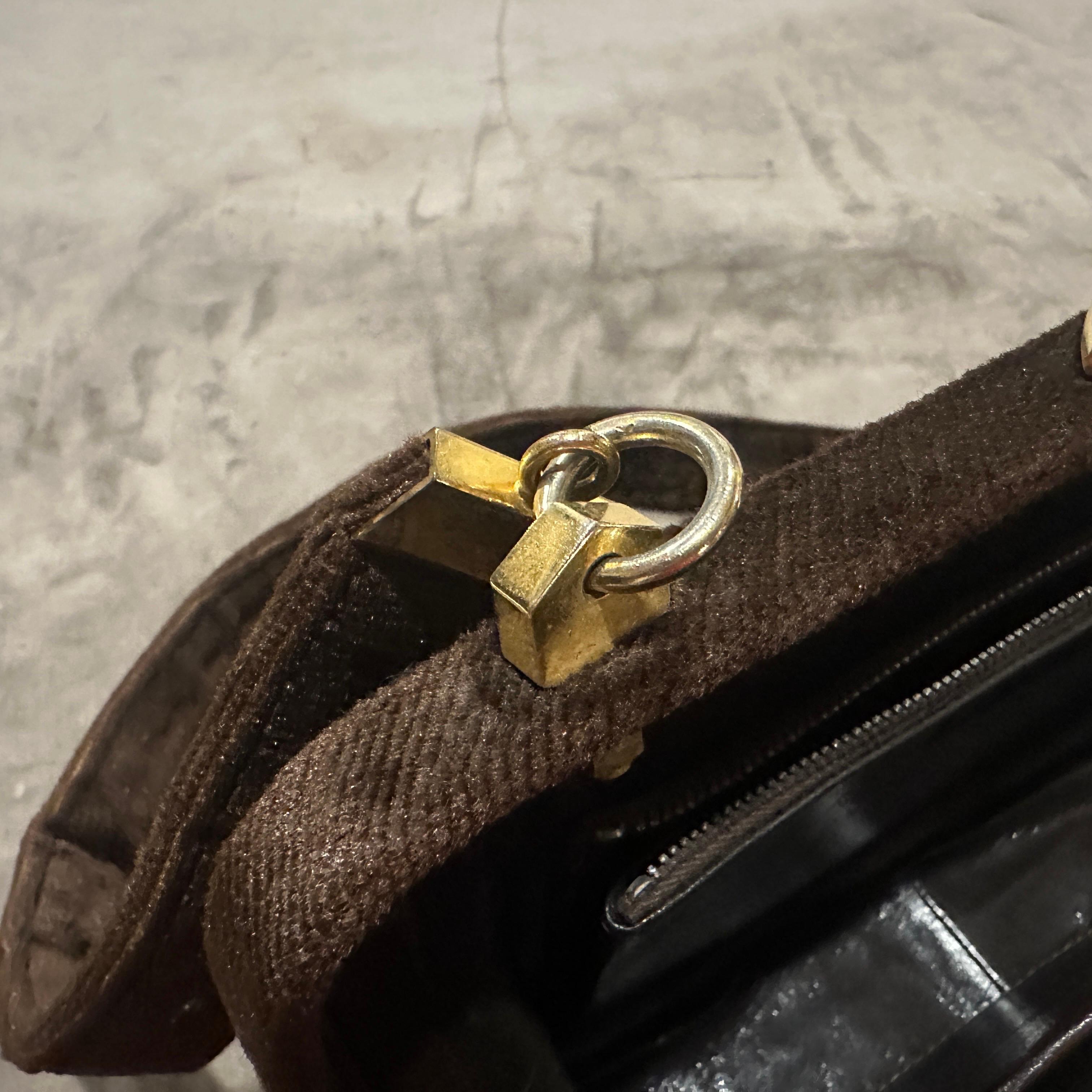 Sac de soirée italien des années 1980 en velours marron et quincaillerie en laiton en vente 5