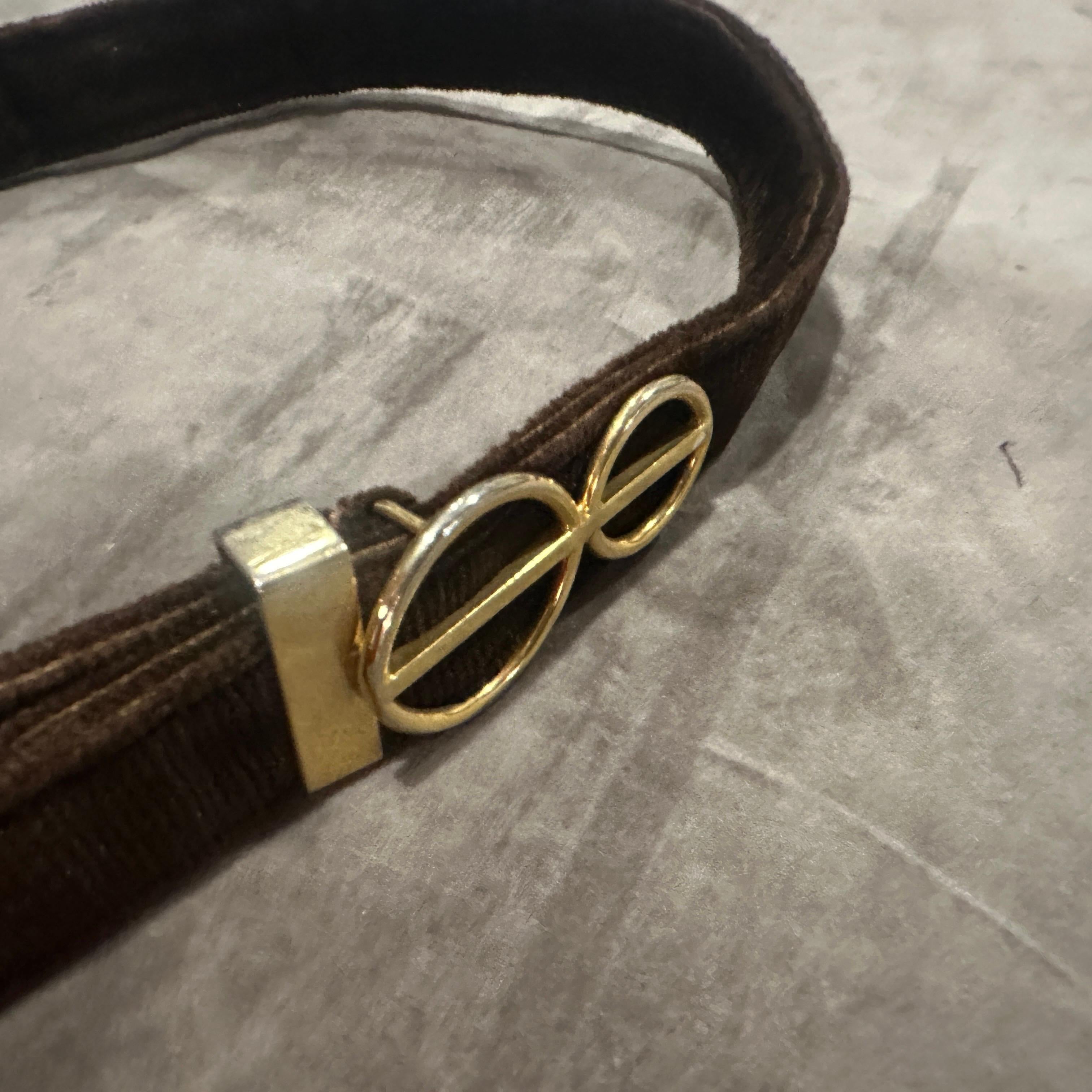 Sac de soirée italien des années 1980 en velours marron et quincaillerie en laiton en vente 7