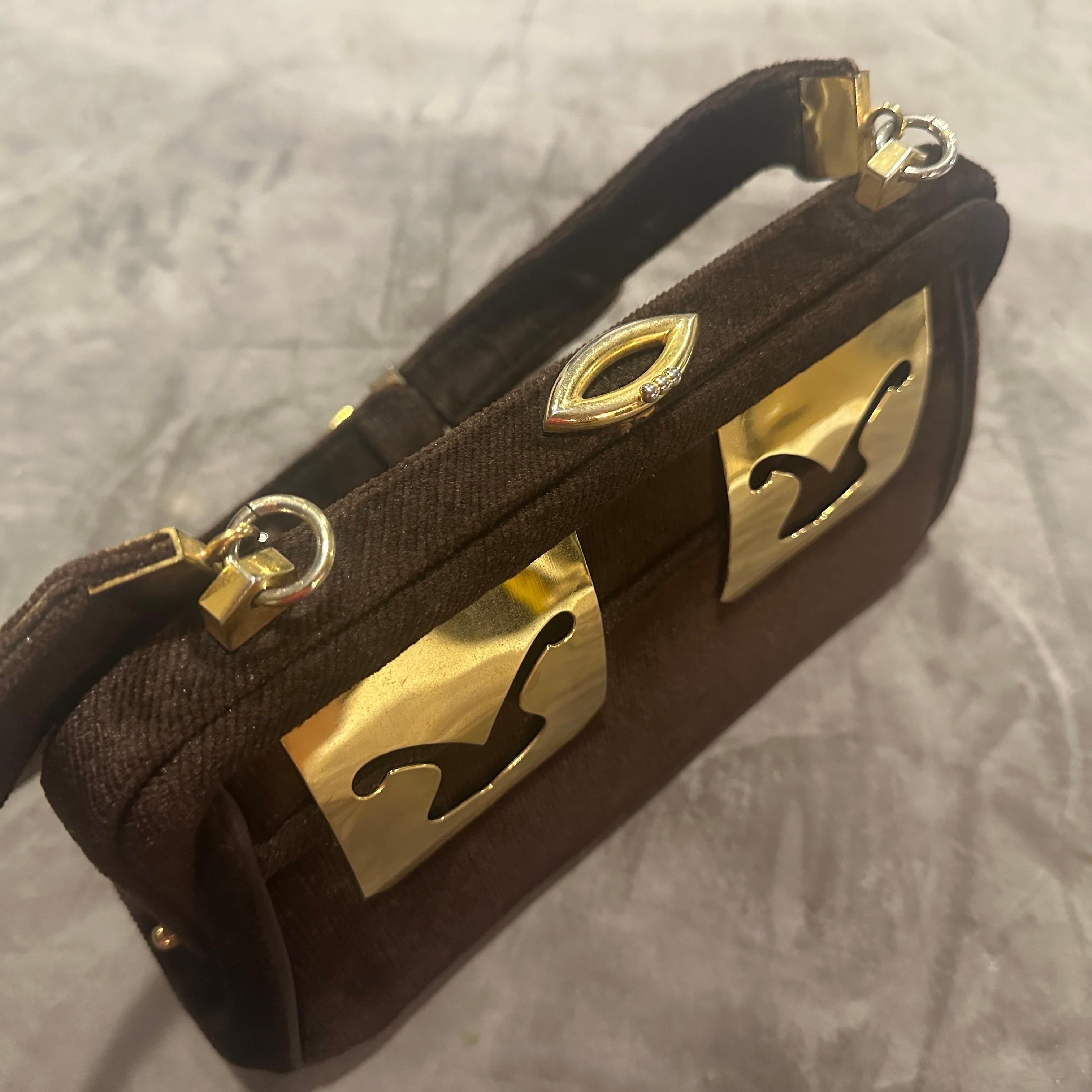 Noir Sac de soirée italien des années 1980 en velours marron et quincaillerie en laiton en vente