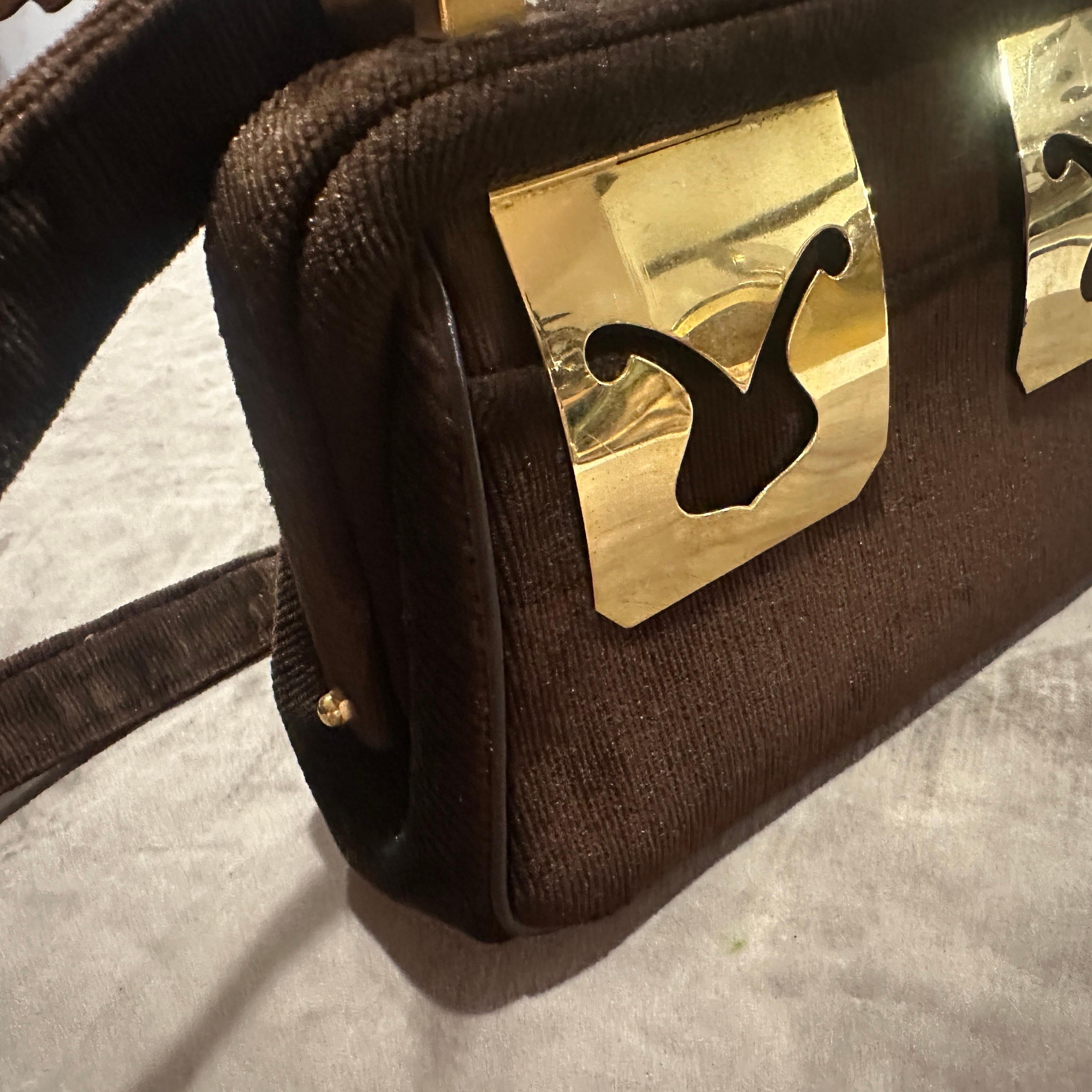 Sac de soirée italien des années 1980 en velours marron et quincaillerie en laiton Excellent état - En vente à Aci Castello, IT