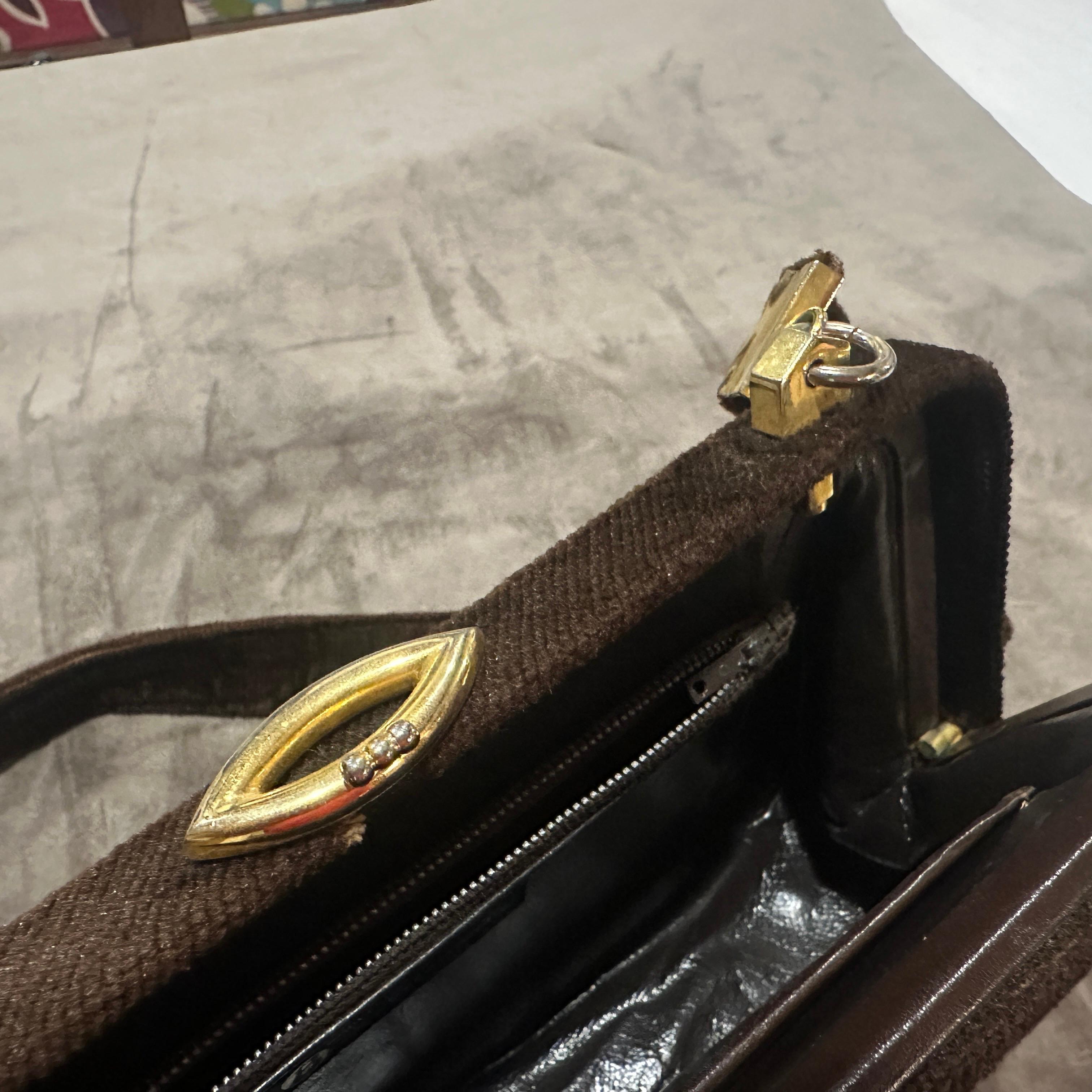 Sac de soirée italien des années 1980 en velours marron et quincaillerie en laiton Pour femmes en vente