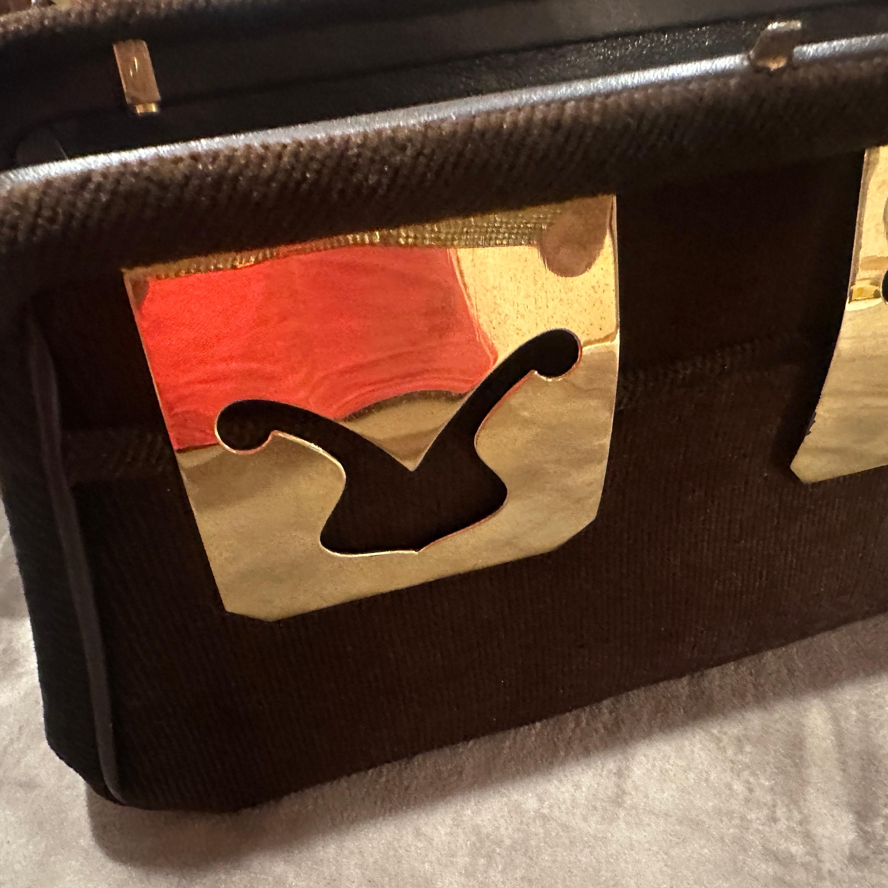 Sac de soirée italien des années 1980 en velours marron et quincaillerie en laiton en vente 1